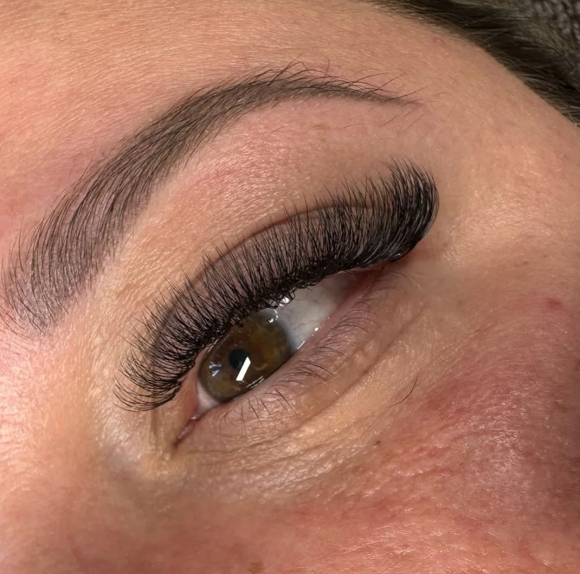 Prodloužení řas pomocí UV technologie nebo lash lifting s laminací obočí
