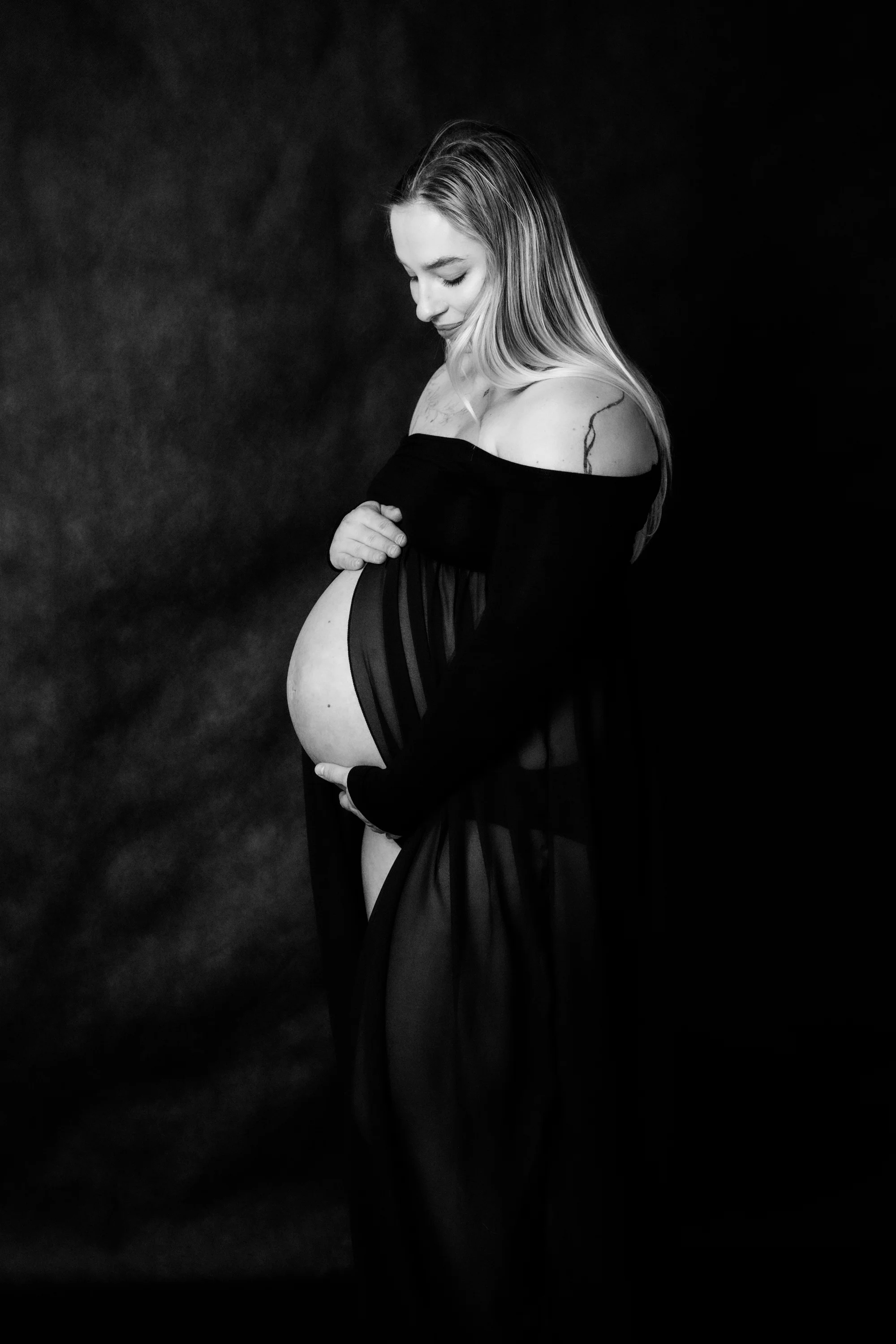 Profesionální focení v ateliéru i přírodě: newborn, rodiny, páry i narozeniny, 18 až 25 fotek
