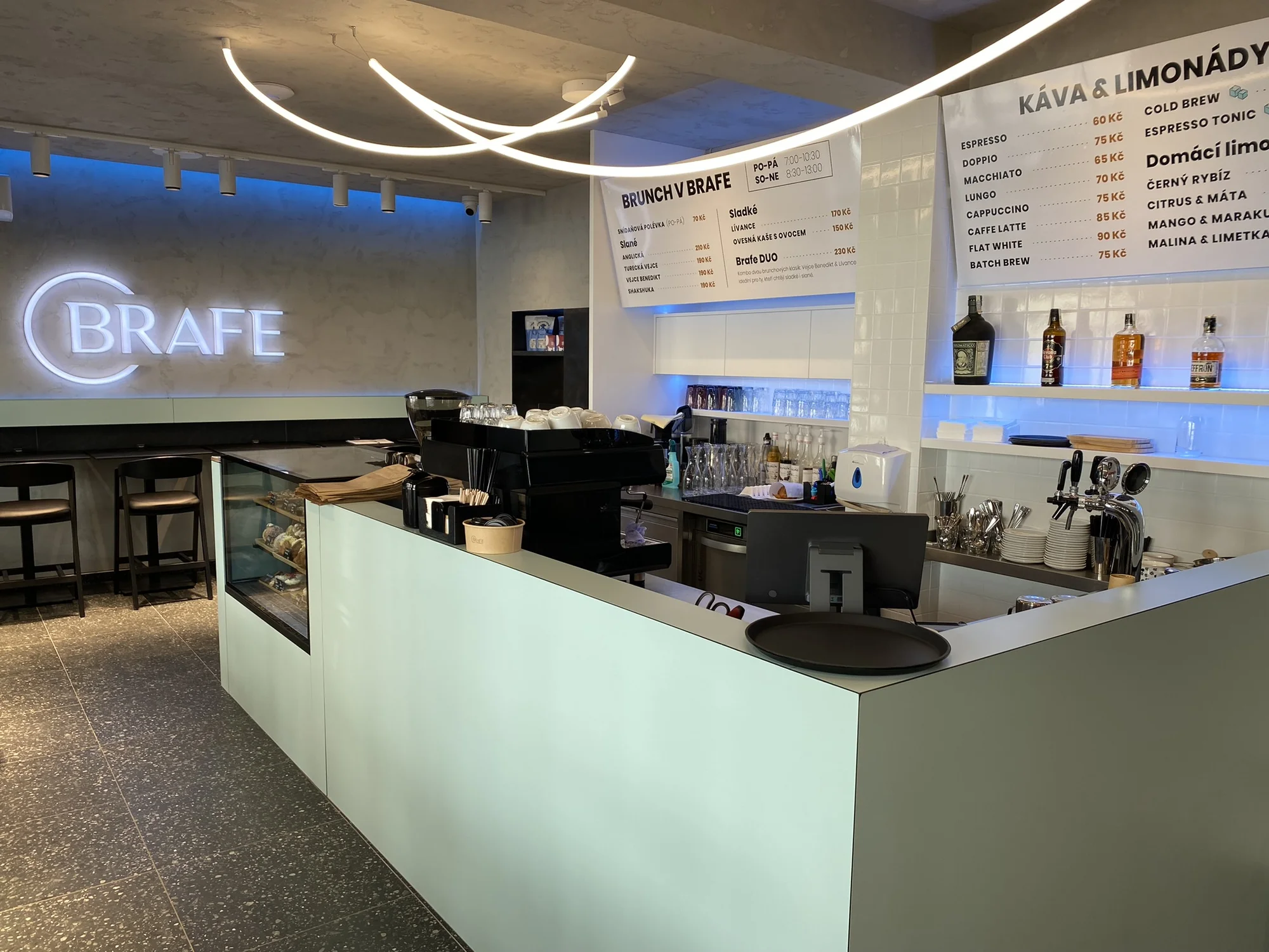 2 kávy dlě výběru v chrudimské kavárně: espresso, flat white, batch brew i další