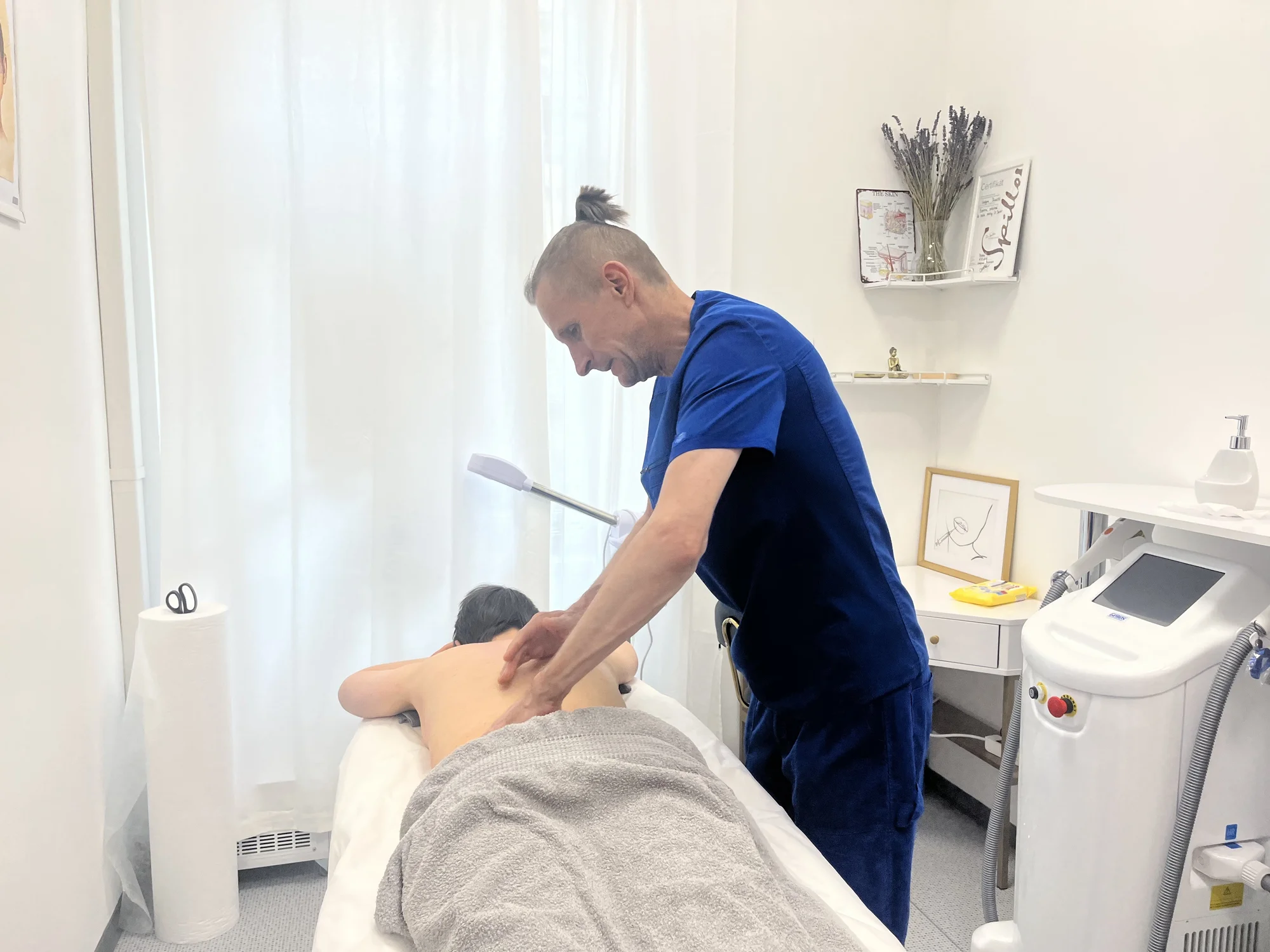 60–90minutová klasická masáž dle výběru: masáž nohou, zad a šíje i celého těla
