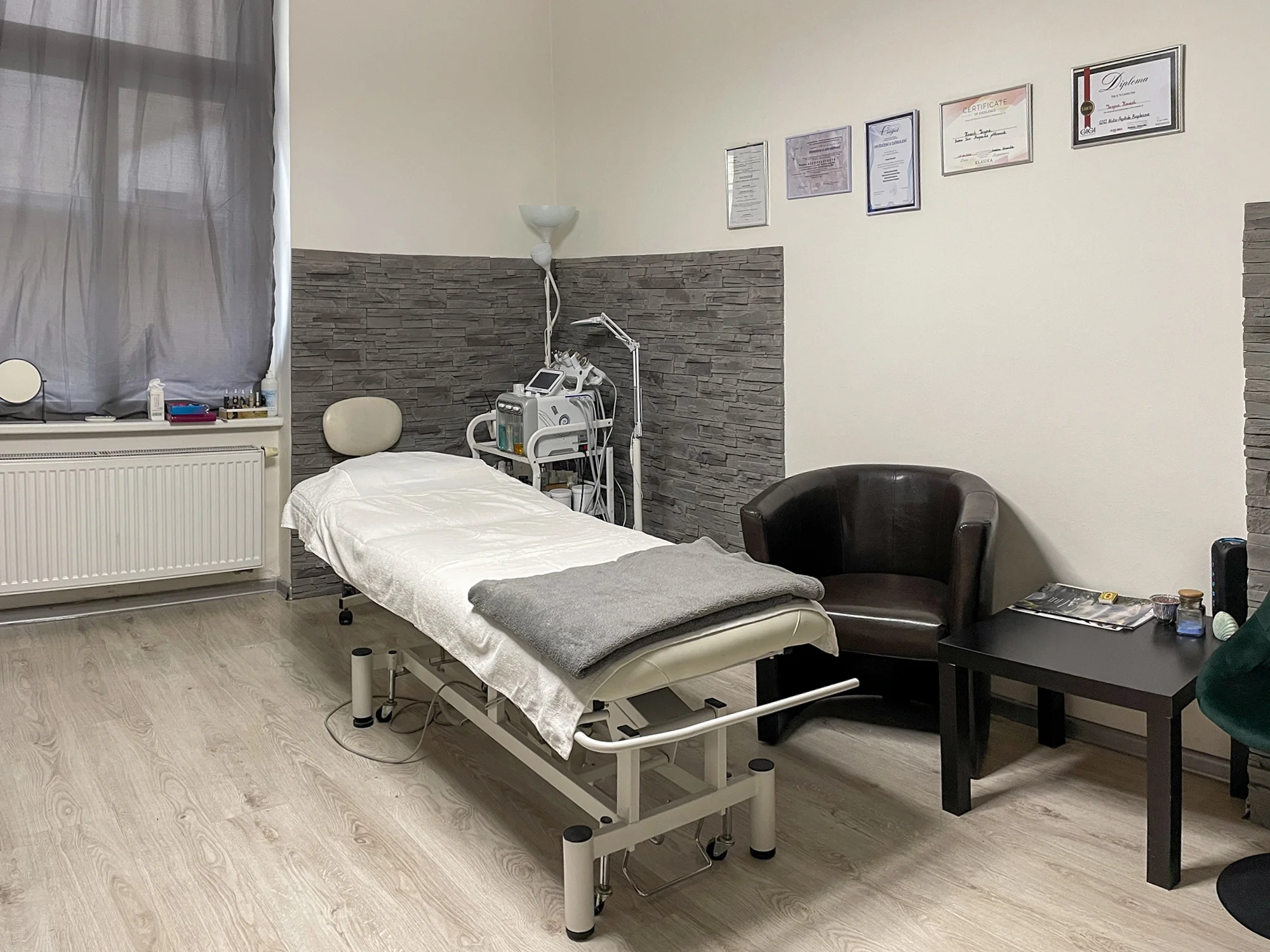 Omlazující obličejové masáže: liftingová, gua sha i hollywoodská