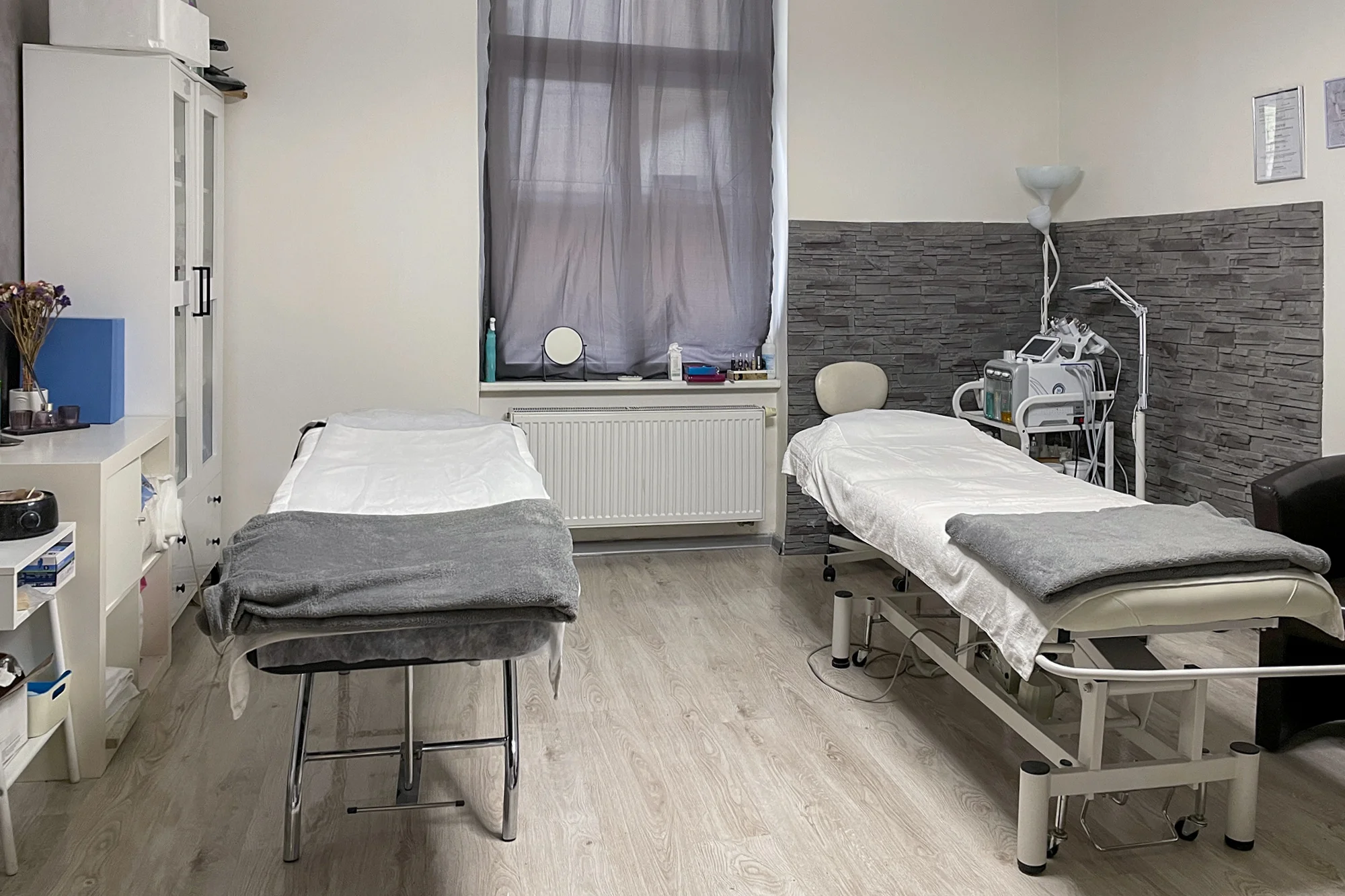 Omlazující obličejové masáže: liftingová, gua sha i hollywoodská
