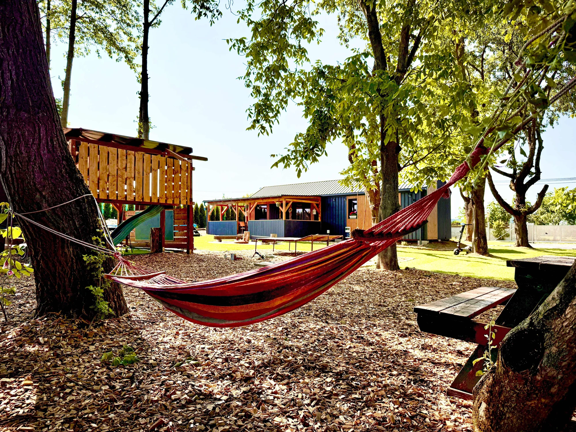 Luxusní glamping na východu Čech: sauna, venkovní vířivka i vyžití pro děti