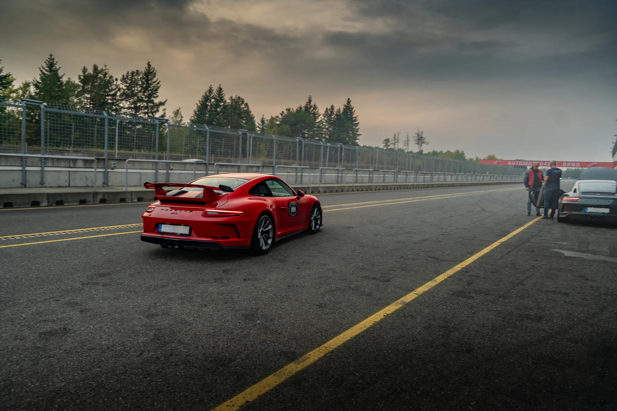 Jízda na závodním okruhu v Třinci, Brně či Mostě v legendárním voze Porsche: 1–5 kol