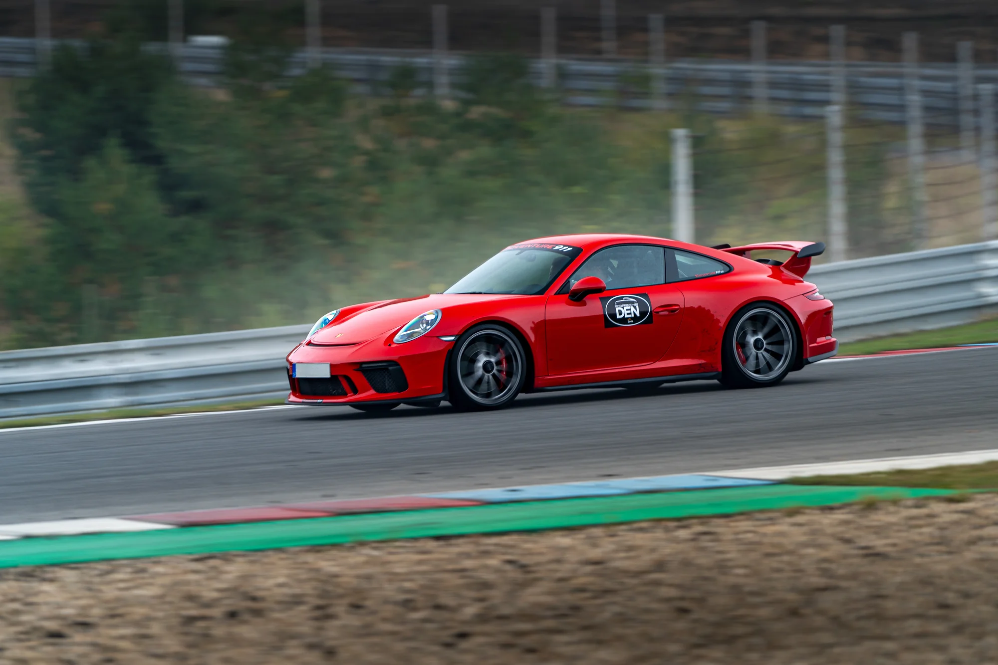 Jízda na závodním okruhu v Třinci, Brně či Mostě v legendárním voze Porsche: 1–5 kol