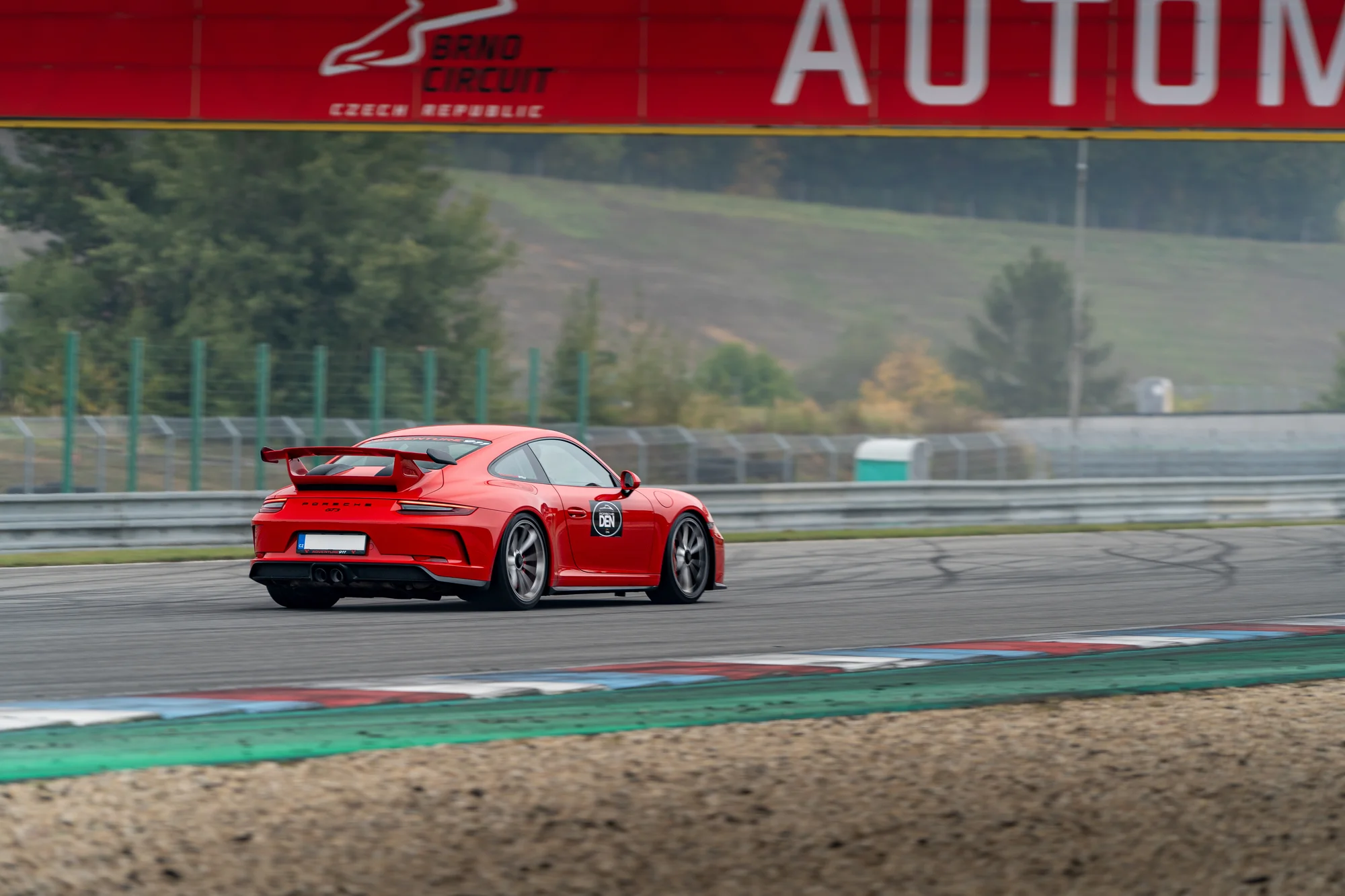 Jízda na závodním okruhu v Třinci, Brně či Mostě v legendárním voze Porsche: 1–5 kol