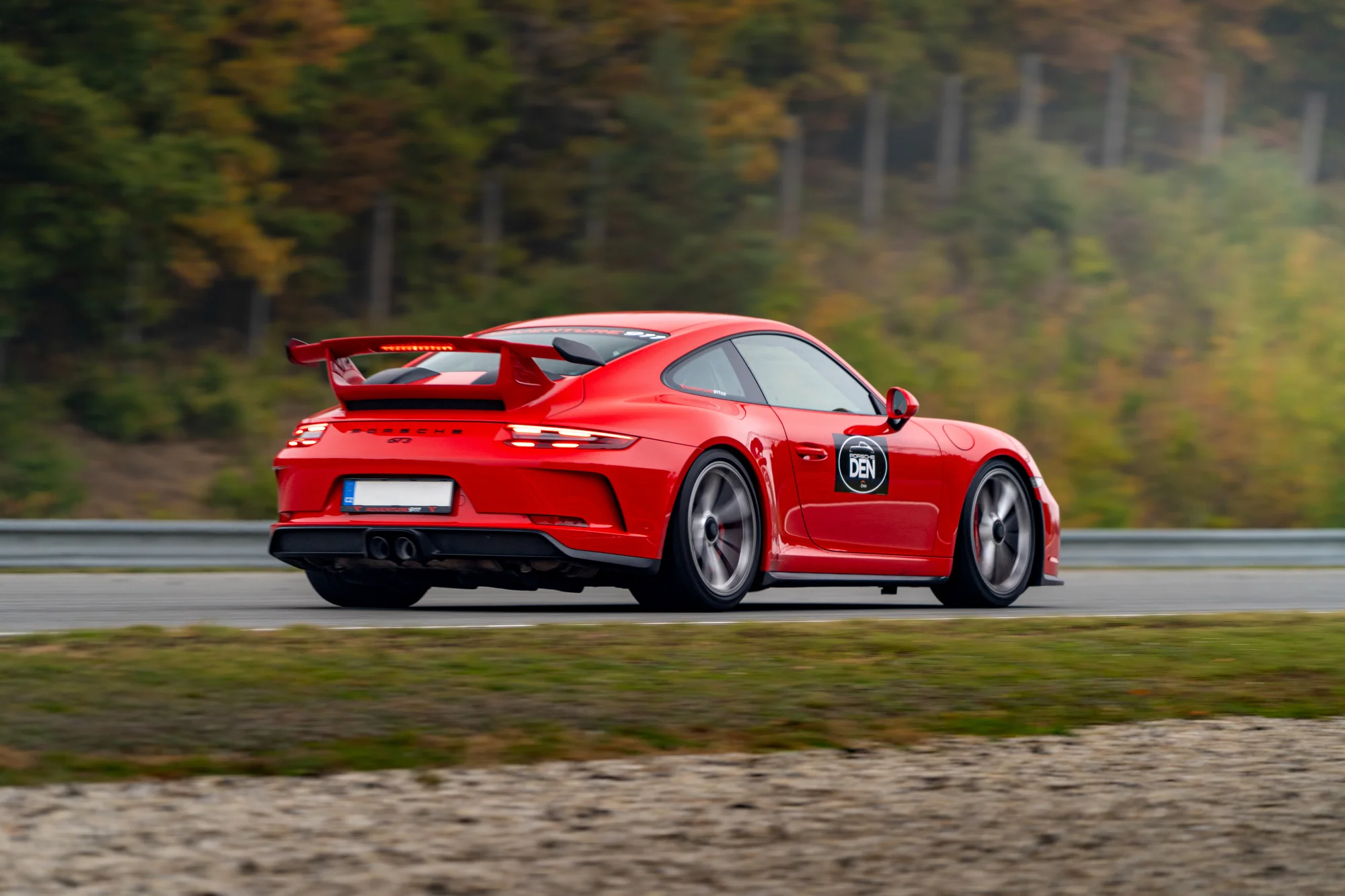 Jízda na závodním okruhu v Třinci, Brně či Mostě v legendárním voze Porsche: 1–5 kol