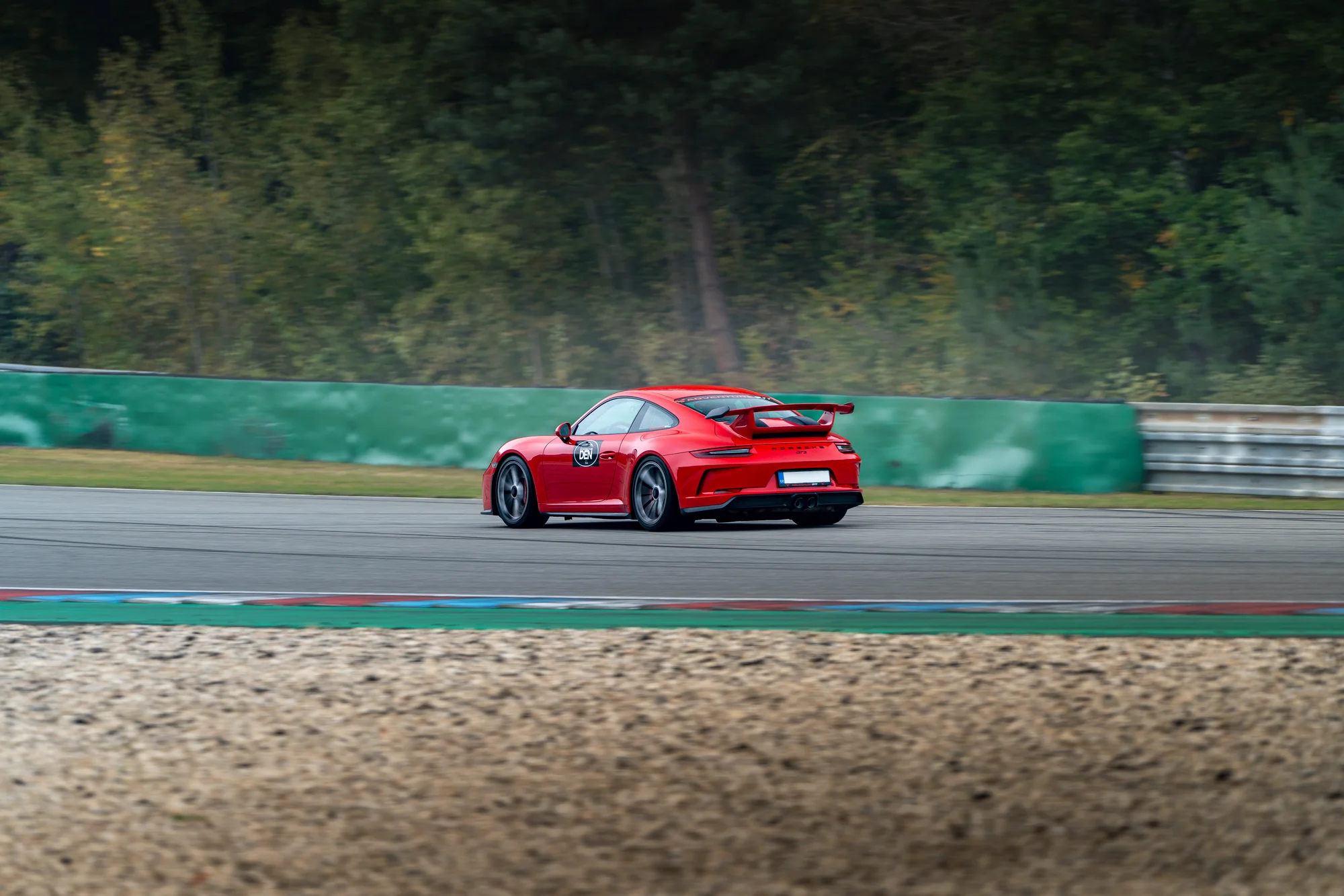 Jízda na závodním okruhu v Třinci, Brně či Mostě v legendárním voze Porsche: 1–5 kol