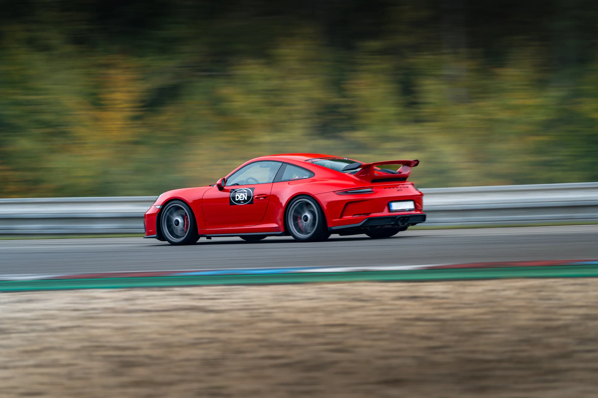 Jízda na závodním okruhu v Třinci, Brně či Mostě v legendárním voze Porsche: 1–5 kol
