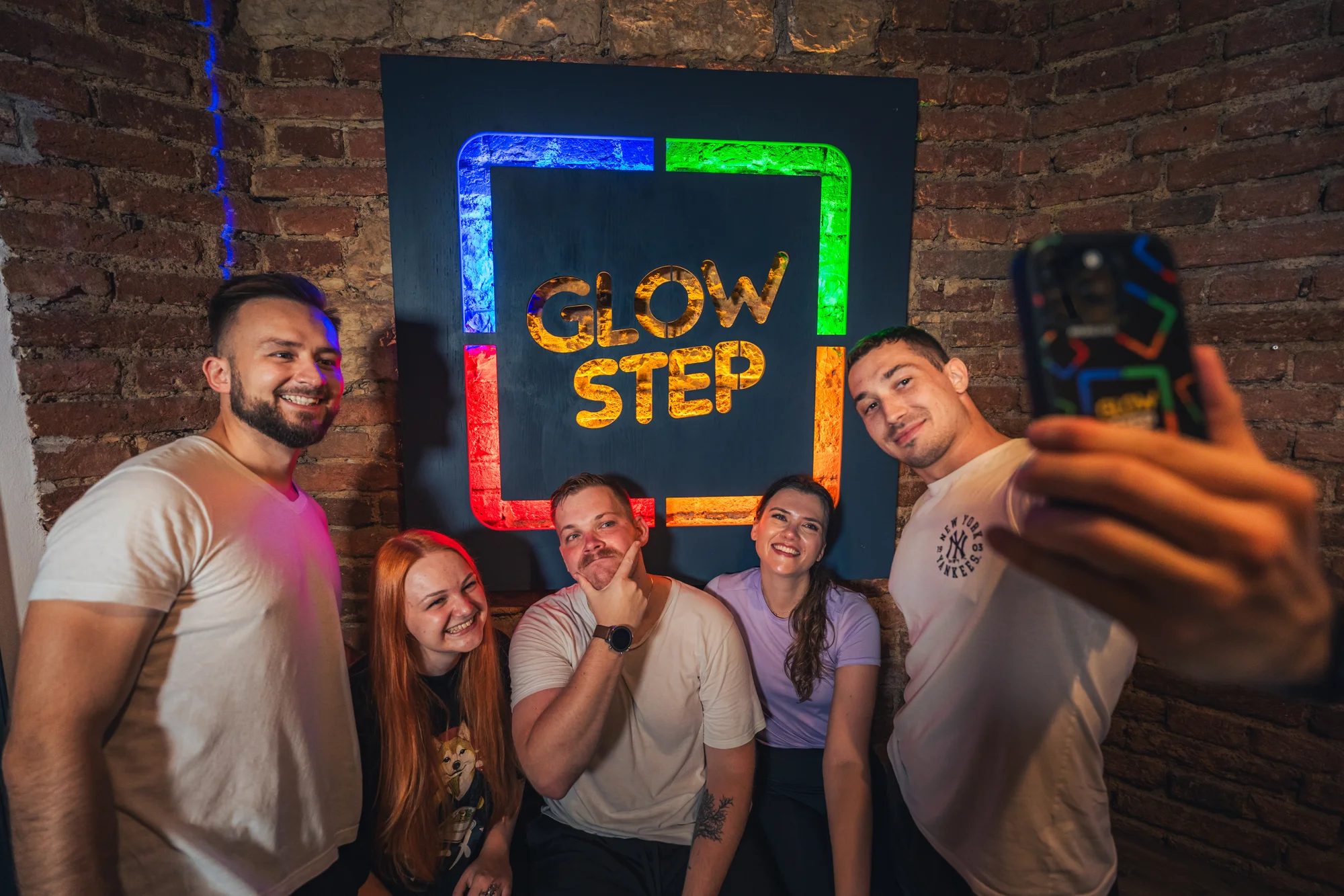 GlowStep: 55 min. pixelových her pro jednoho, dva i celou partu