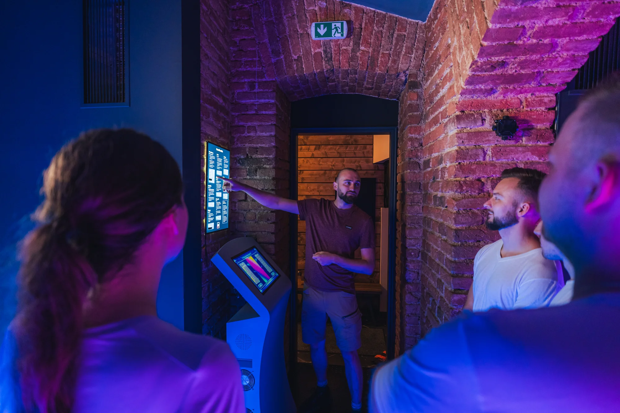 GlowStep: 55 min. pixelových her pro jednoho, dva i celou partu