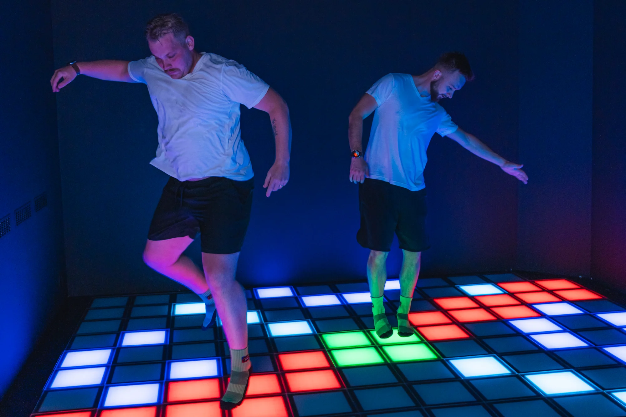 GlowStep: 55 min. pixelových her pro jednoho, dva i celou partu