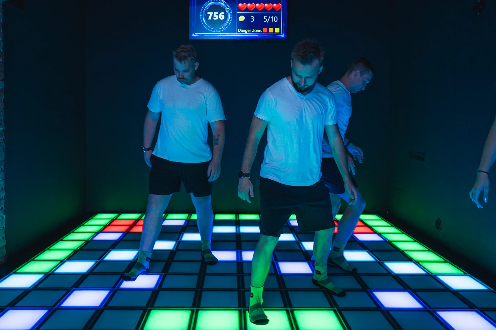 GlowStep: 55 min. pixelových her pro jednoho, dva i celou partu