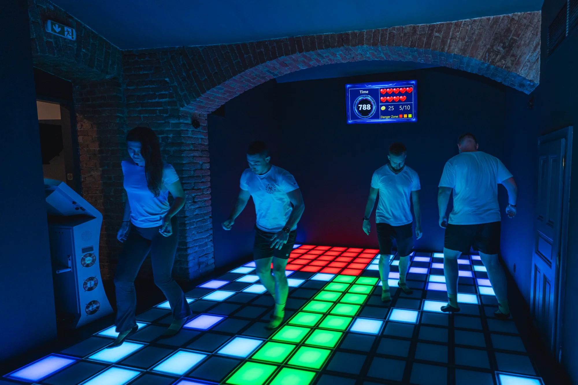 GlowStep: 55 min. pixelových her pro jednoho, dva i celou partu