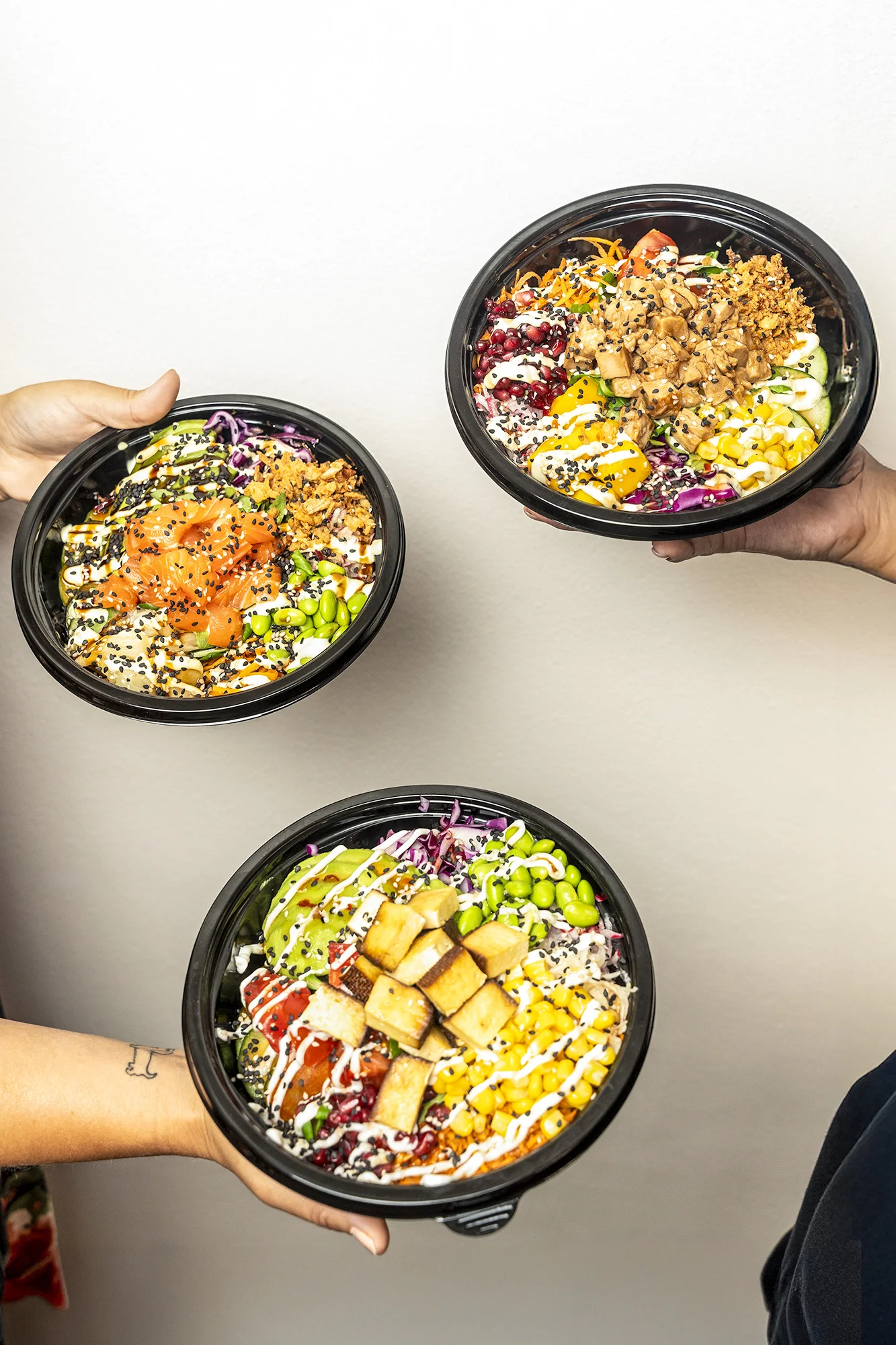 Havajský poke bowl s kuřetem, lososem či tofu a jarní závitek na odnos s sebou