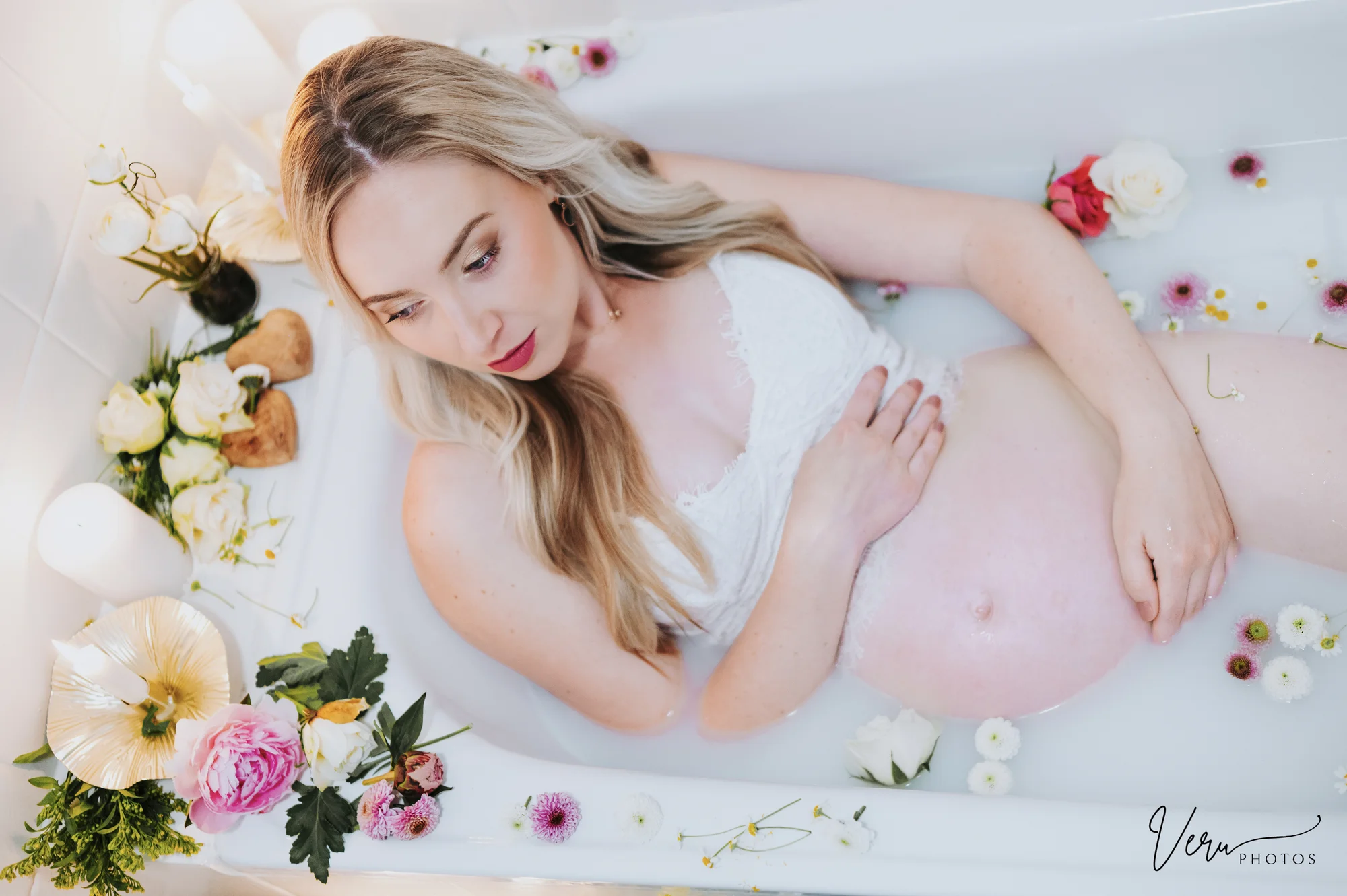 Ateliérové těhotenské focení & milkbath: sama, s partnerem či rodinou, 5 až 15 fotografií