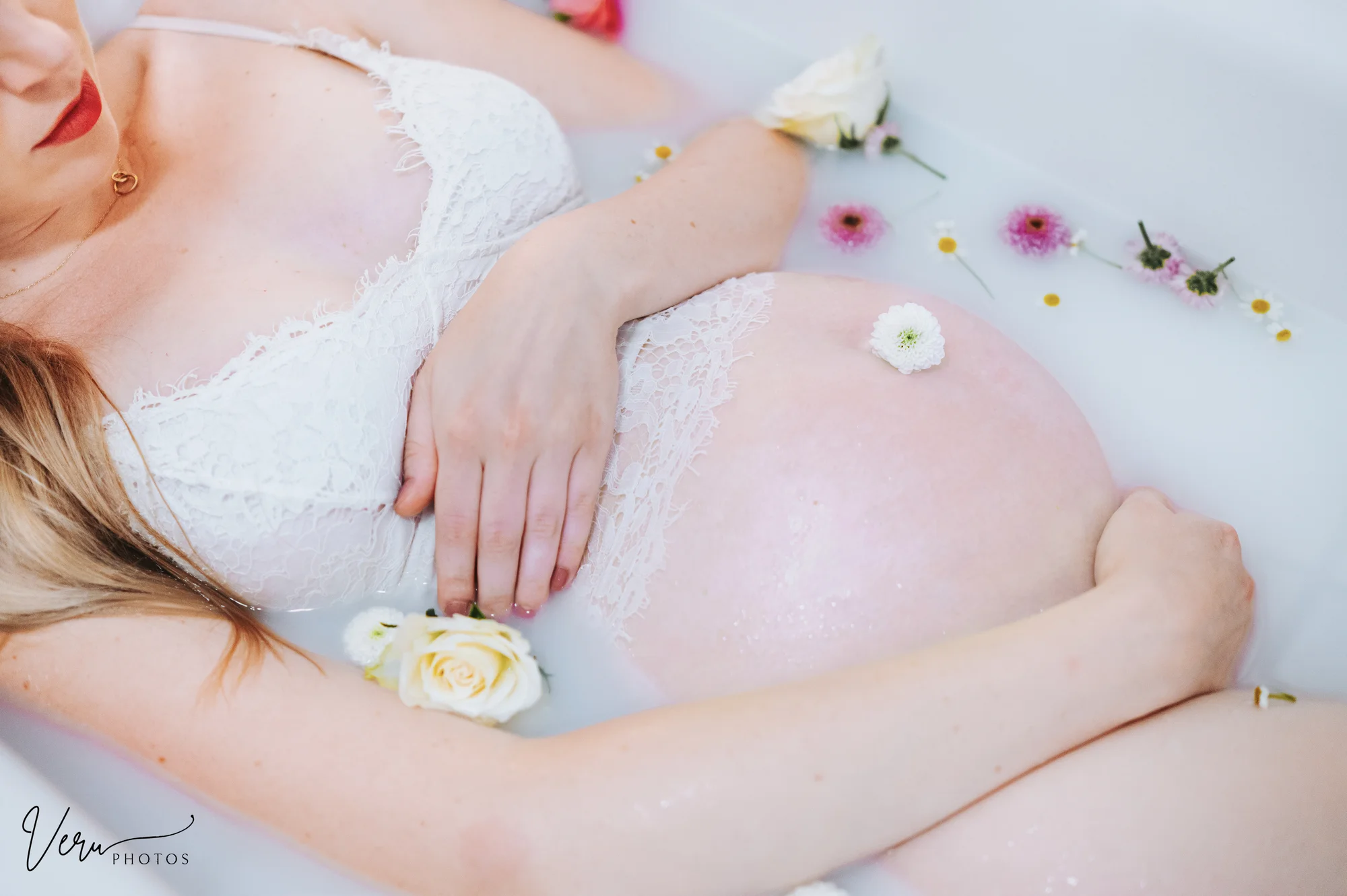 Ateliérové těhotenské focení & milkbath: sama, s partnerem či rodinou, 5 až 15 fotografií