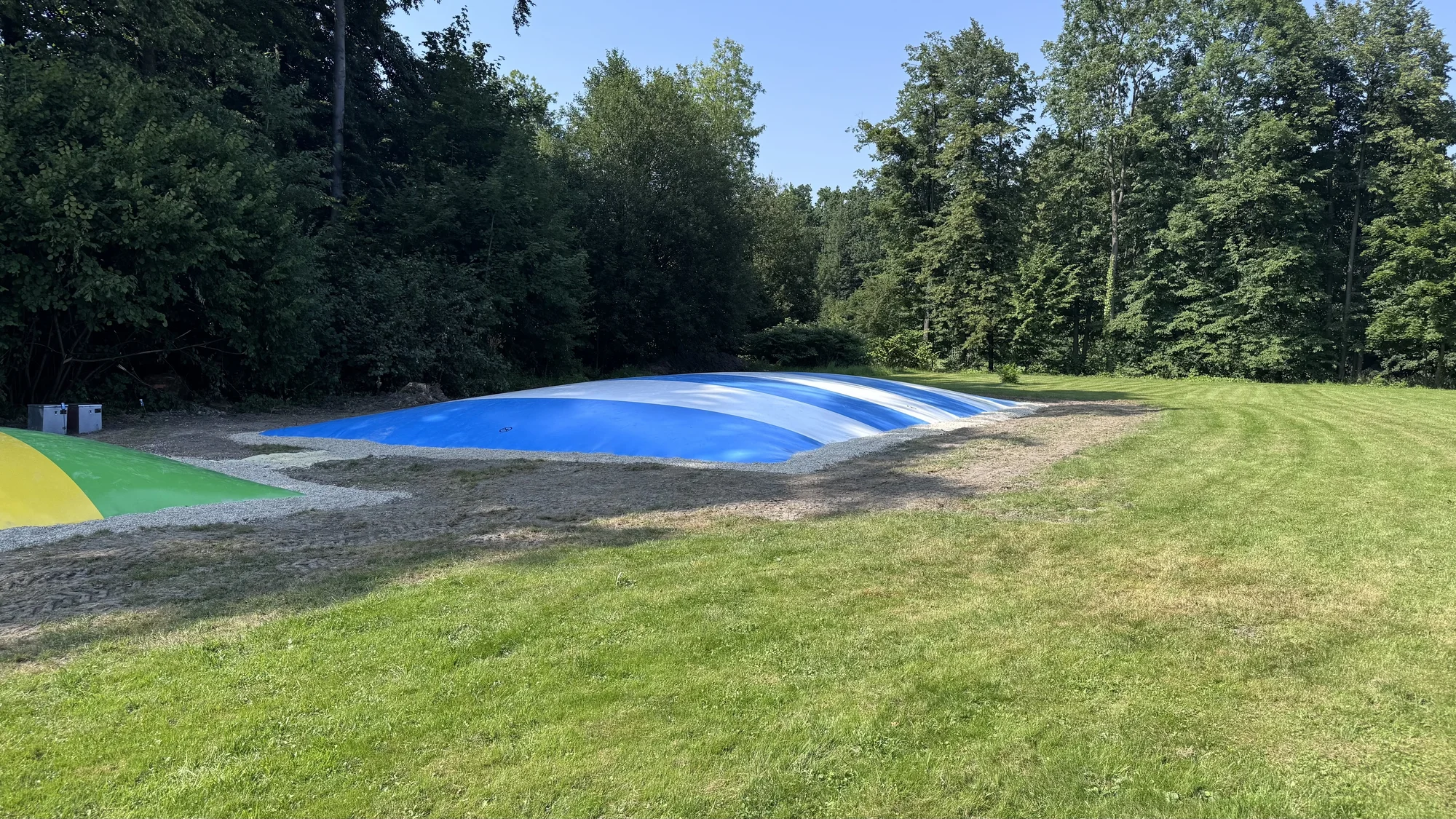 Celodenní vstup na nafukovací trampolíny a hranolky k tomu: pro 1-2 děti