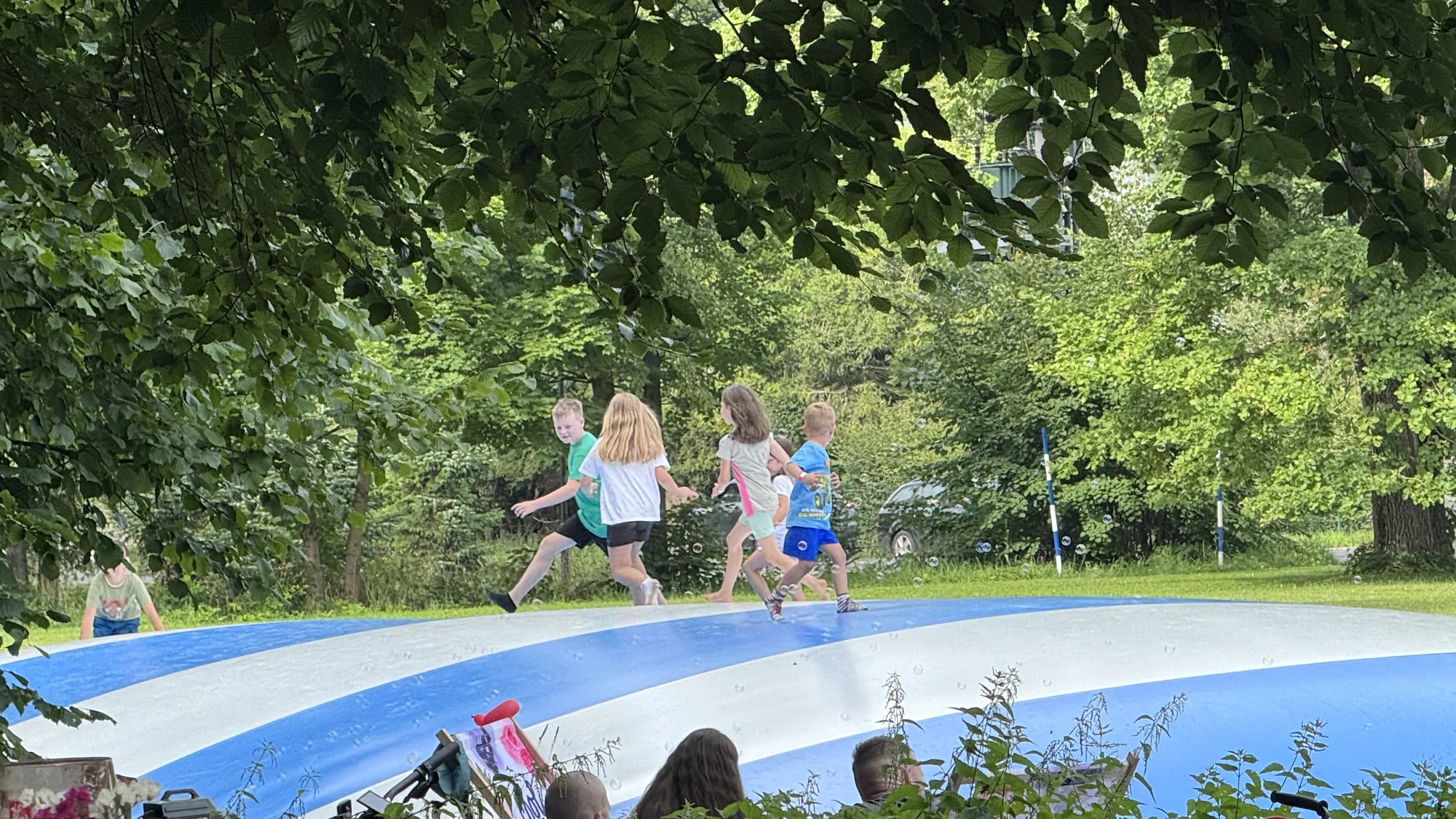 Celodenní vstup na nafukovací trampolíny a hranolky k tomu: pro 1-2 děti