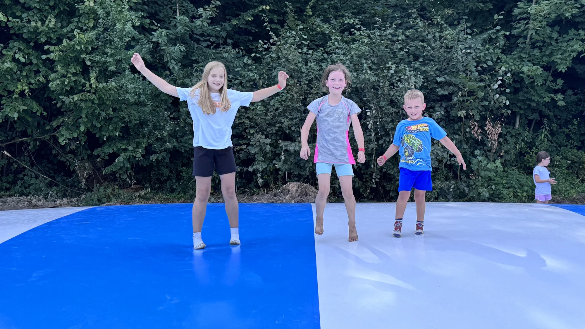 Celodenní vstup na nafukovací trampolíny a hranolky k tomu: pro 1-2 děti