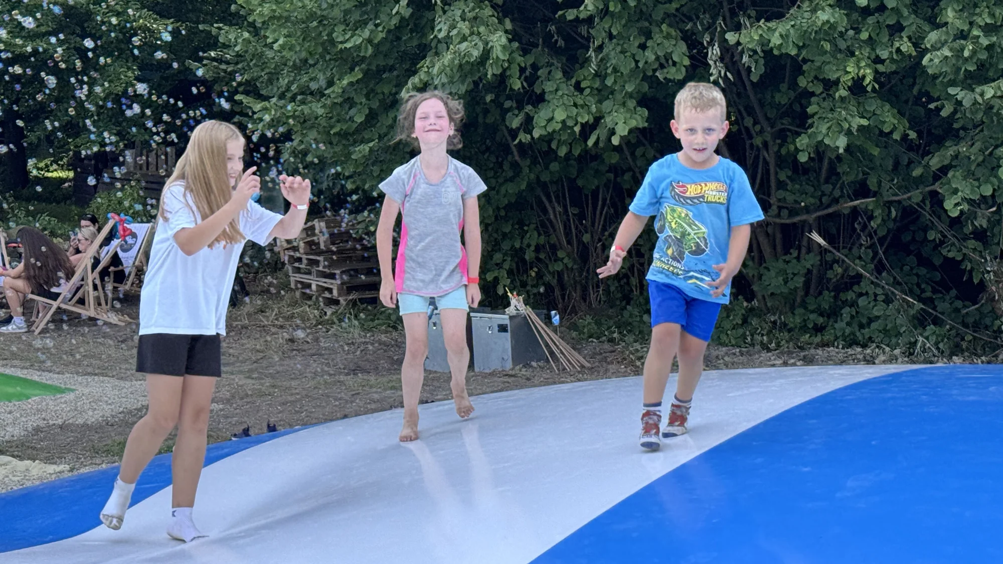 Celodenní vstup na nafukovací trampolíny a hranolky k tomu: pro 1-2 děti