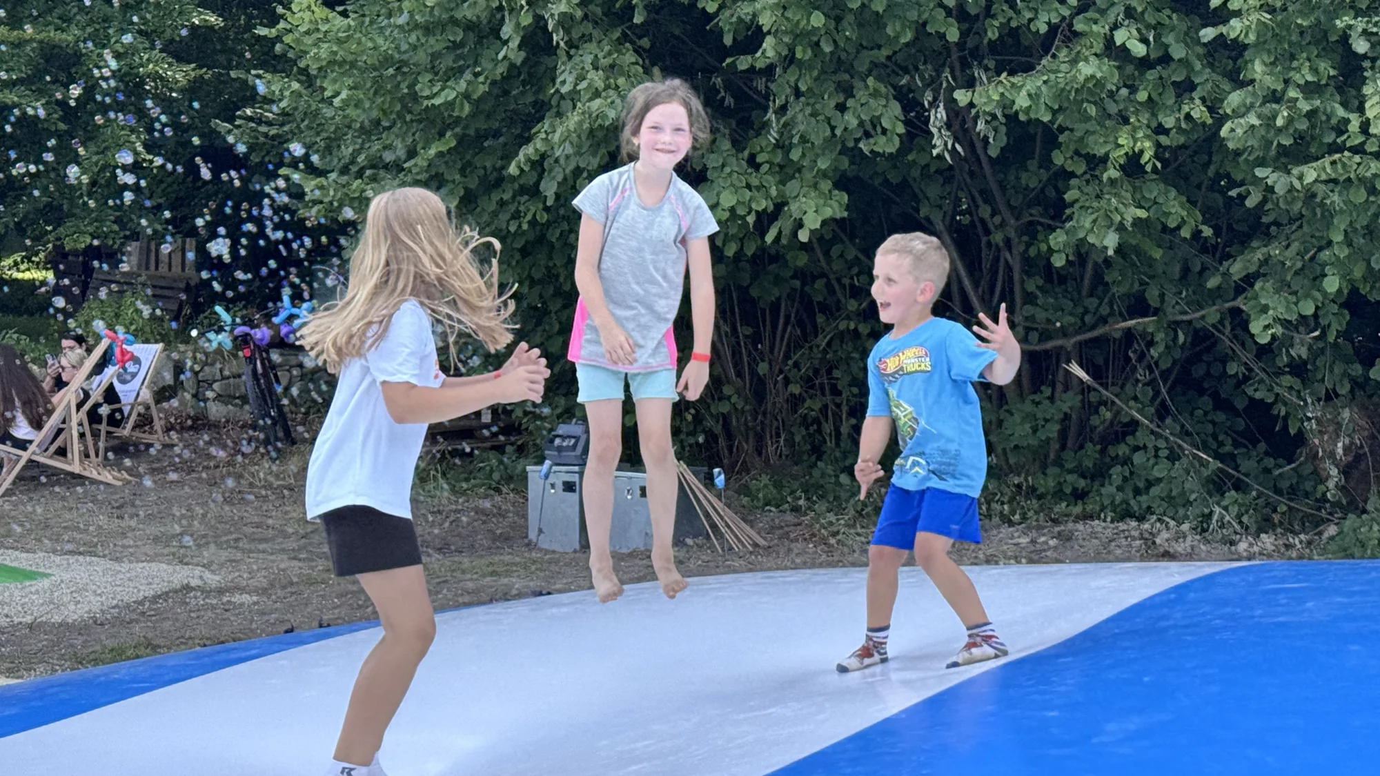 Celodenní vstup na nafukovací trampolíny a hranolky k tomu: pro 1-2 děti