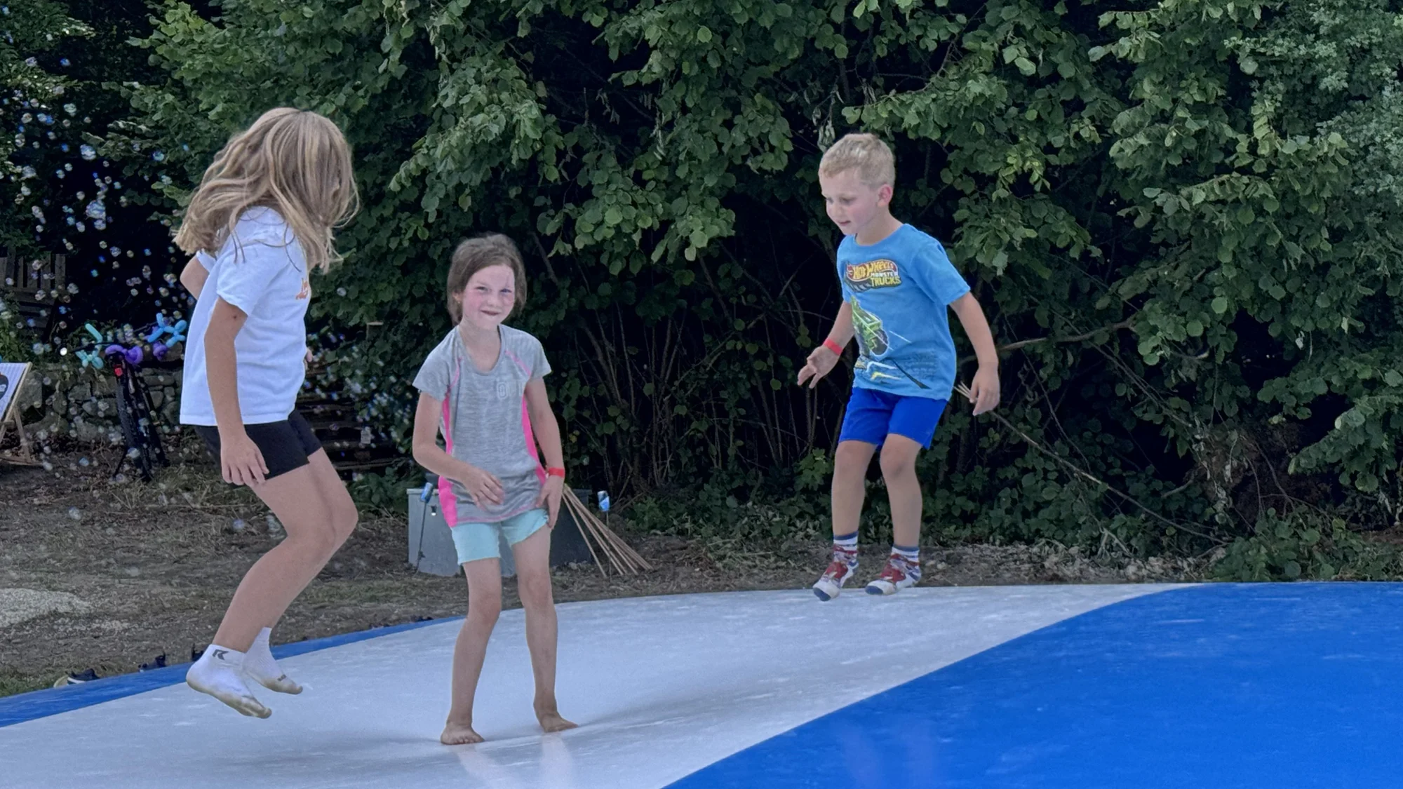 Celodenní vstup na nafukovací trampolíny a hranolky k tomu: pro 1-2 děti
