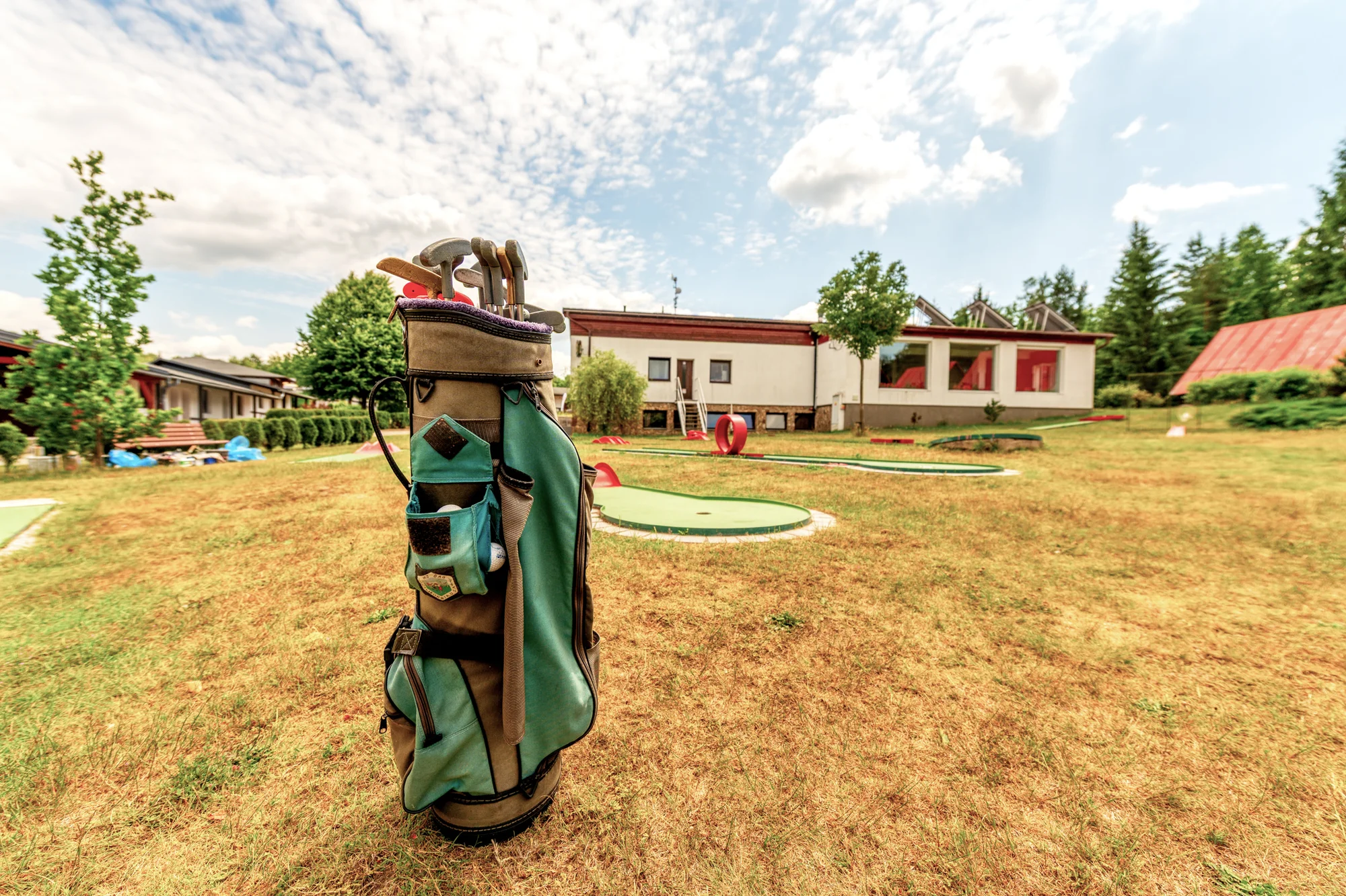 Užijte si moře zábavy při fotbalgolfu, discgolfu nebo minigolfu v resortu Ráj v Srbsku: 60–120 minut