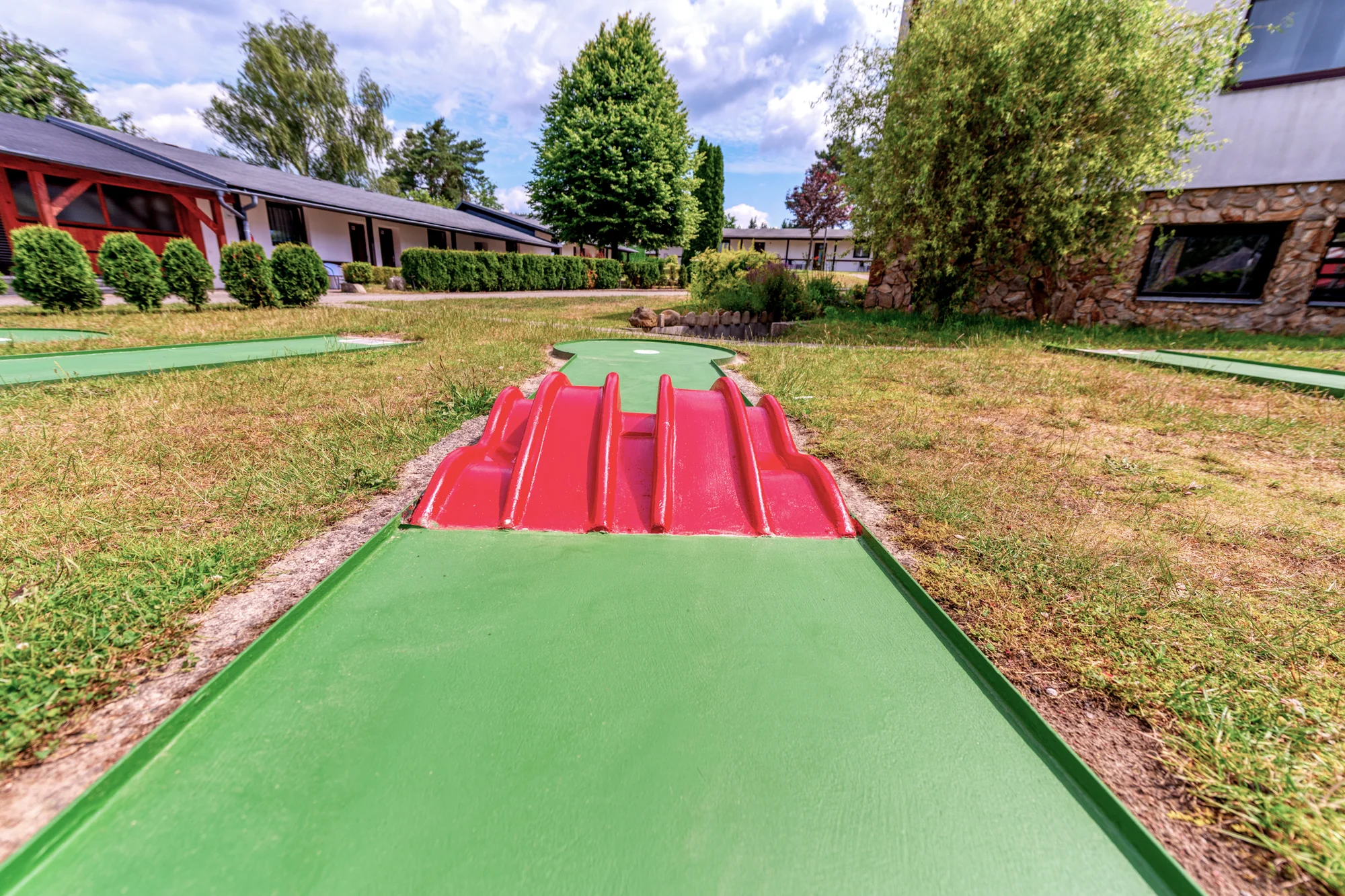 Užijte si moře zábavy při fotbalgolfu, discgolfu nebo minigolfu v resortu Ráj v Srbsku: 60–120 minut