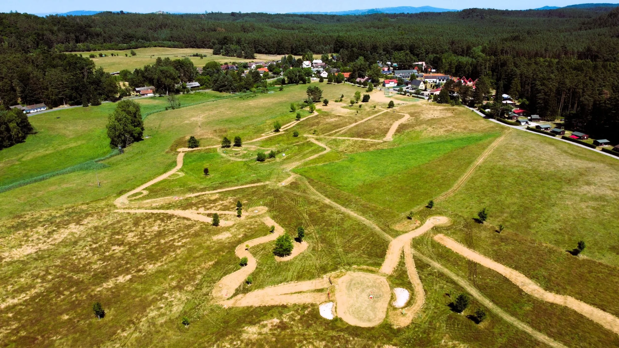 Užijte si moře zábavy při fotbalgolfu, discgolfu nebo minigolfu v resortu Ráj v Srbsku: 60–120 minut