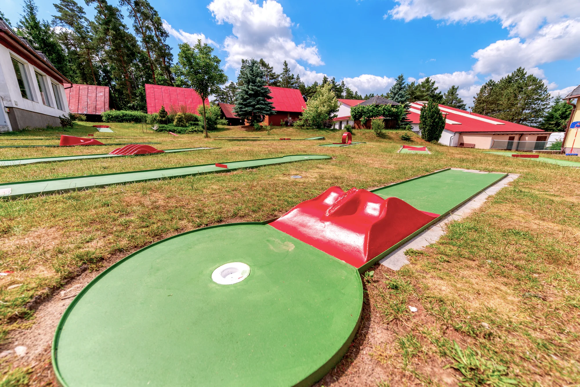 Užijte si moře zábavy při fotbalgolfu, discgolfu nebo minigolfu v resortu Ráj v Srbsku: 60–120 minut