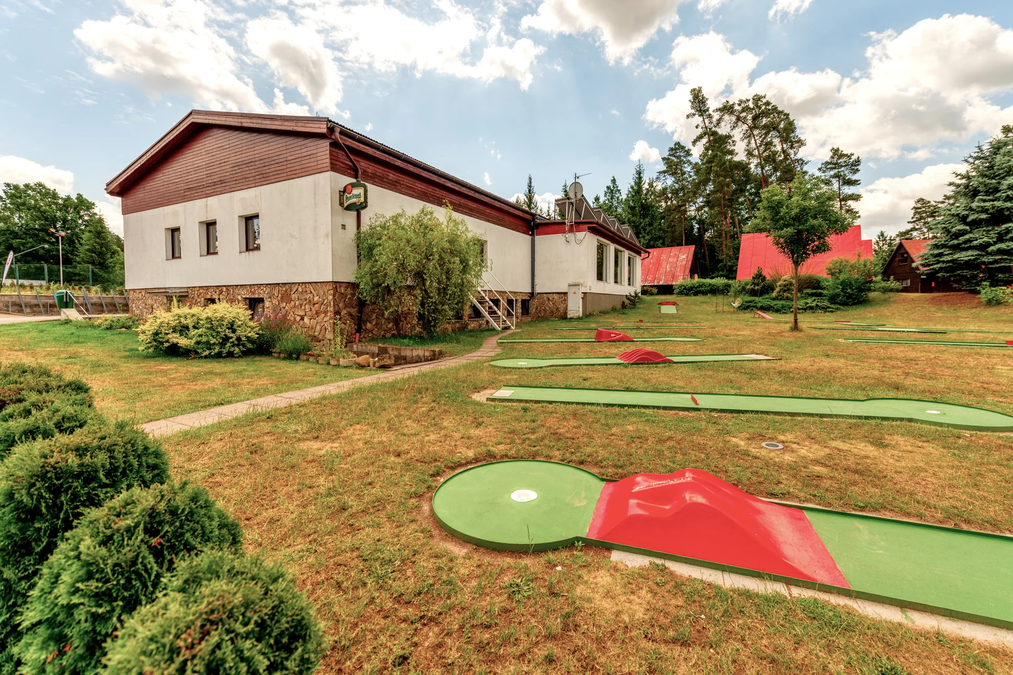 Užijte si moře zábavy při fotbalgolfu, discgolfu nebo minigolfu v resortu Ráj v Srbsku: 60–120 minut