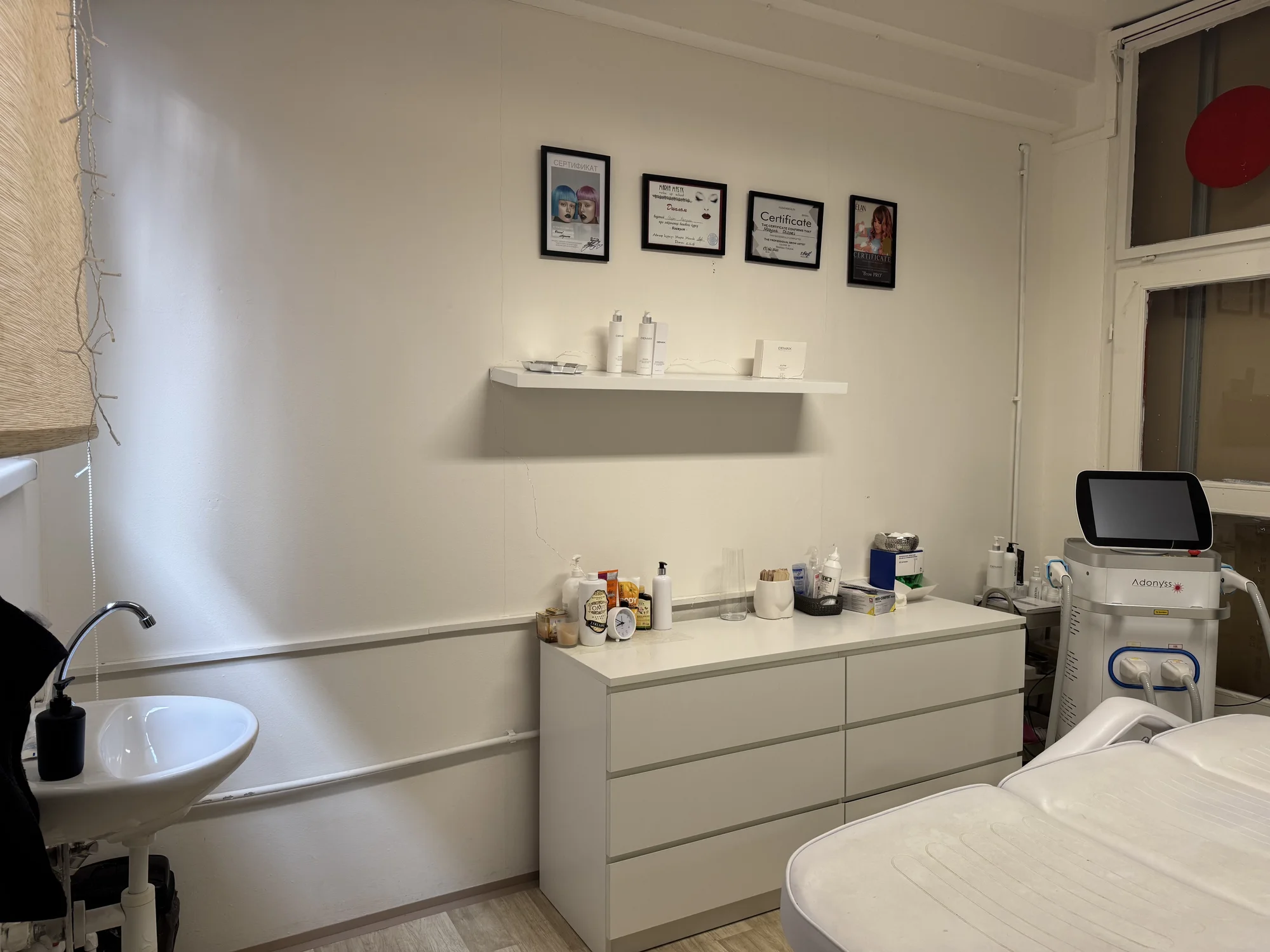 Podmanivý pohled každý den: laminace obočí a lash lifting včetně barvení a výživy