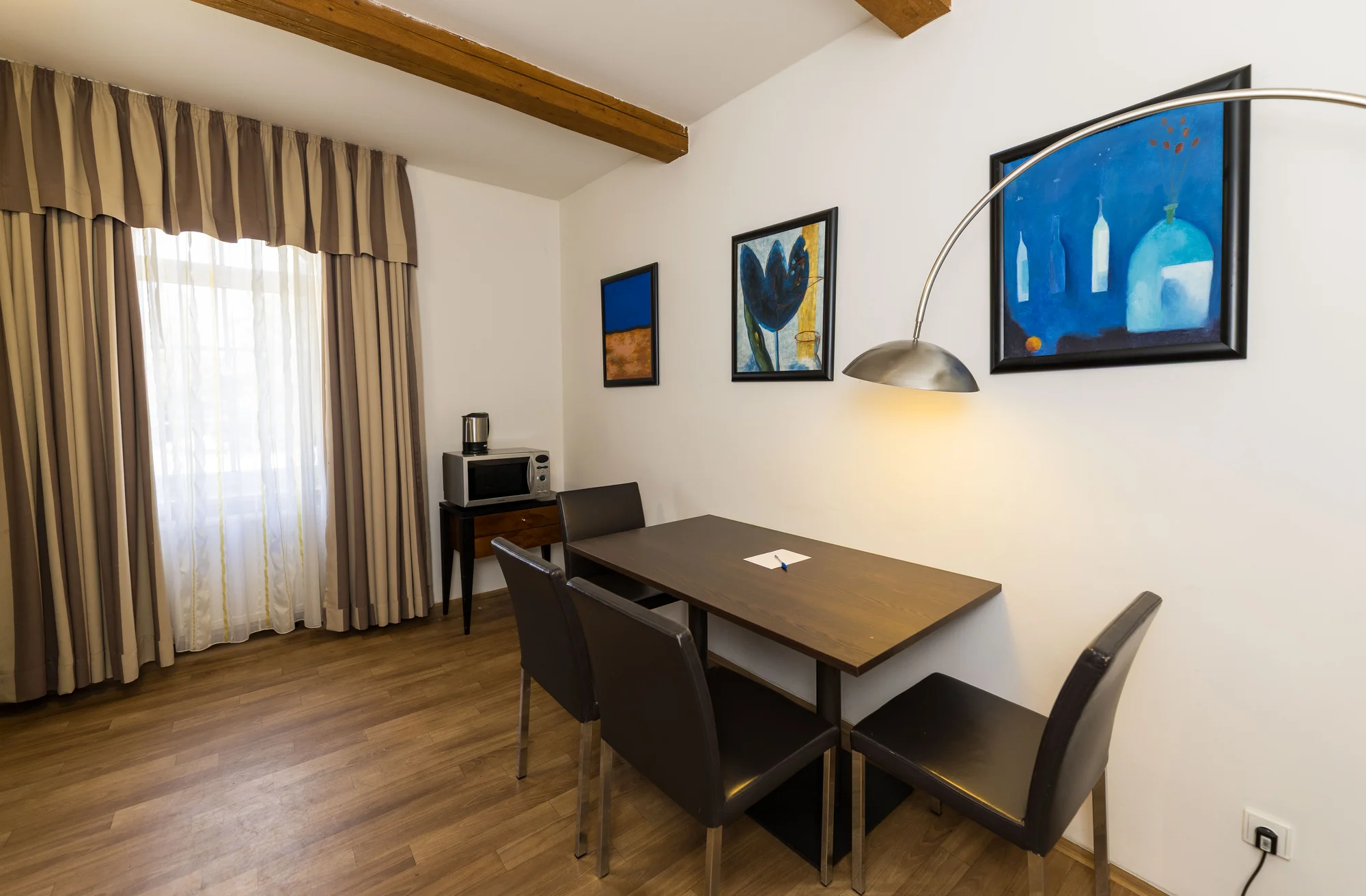 Pohoda 3 km od Karlových Varů až pro 4 osoby: apartmány s kuchyňkou