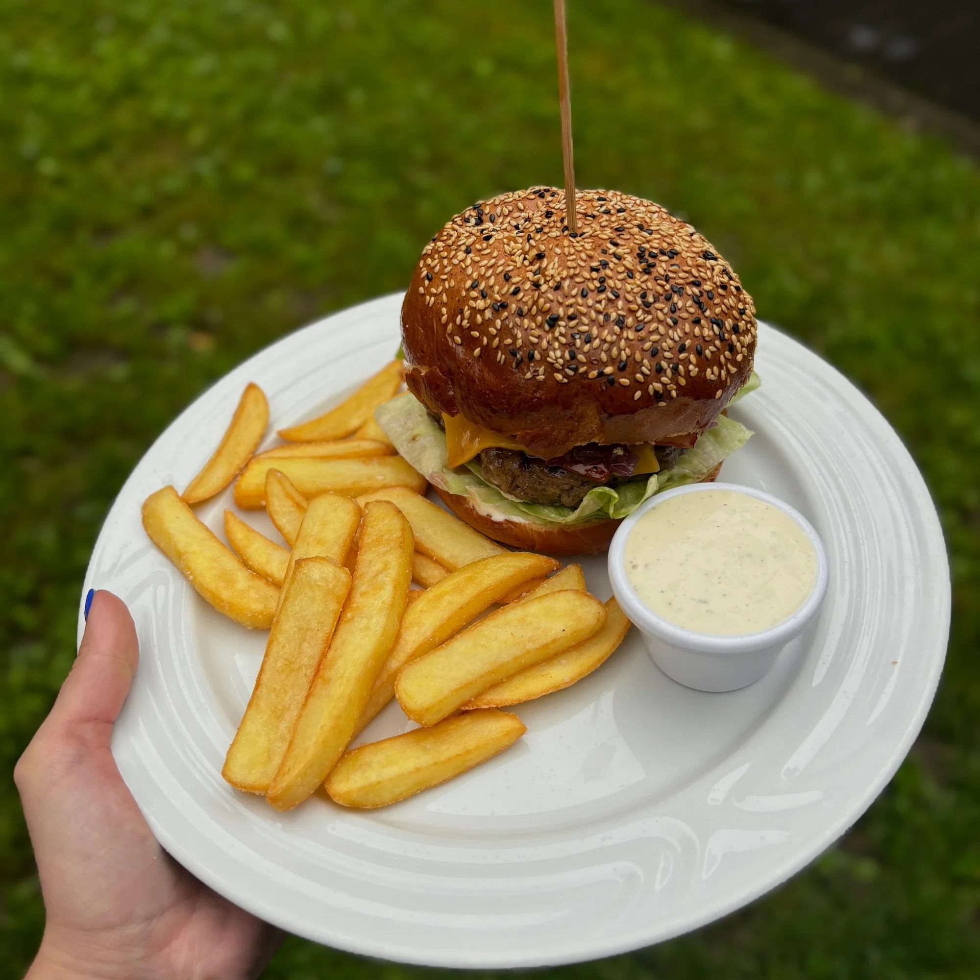 Dopřejte si 1 nebo 2 burgery dle výběru, vč. hranolek: varianta s kuřetem, hovězím, tofu i tvarůžky