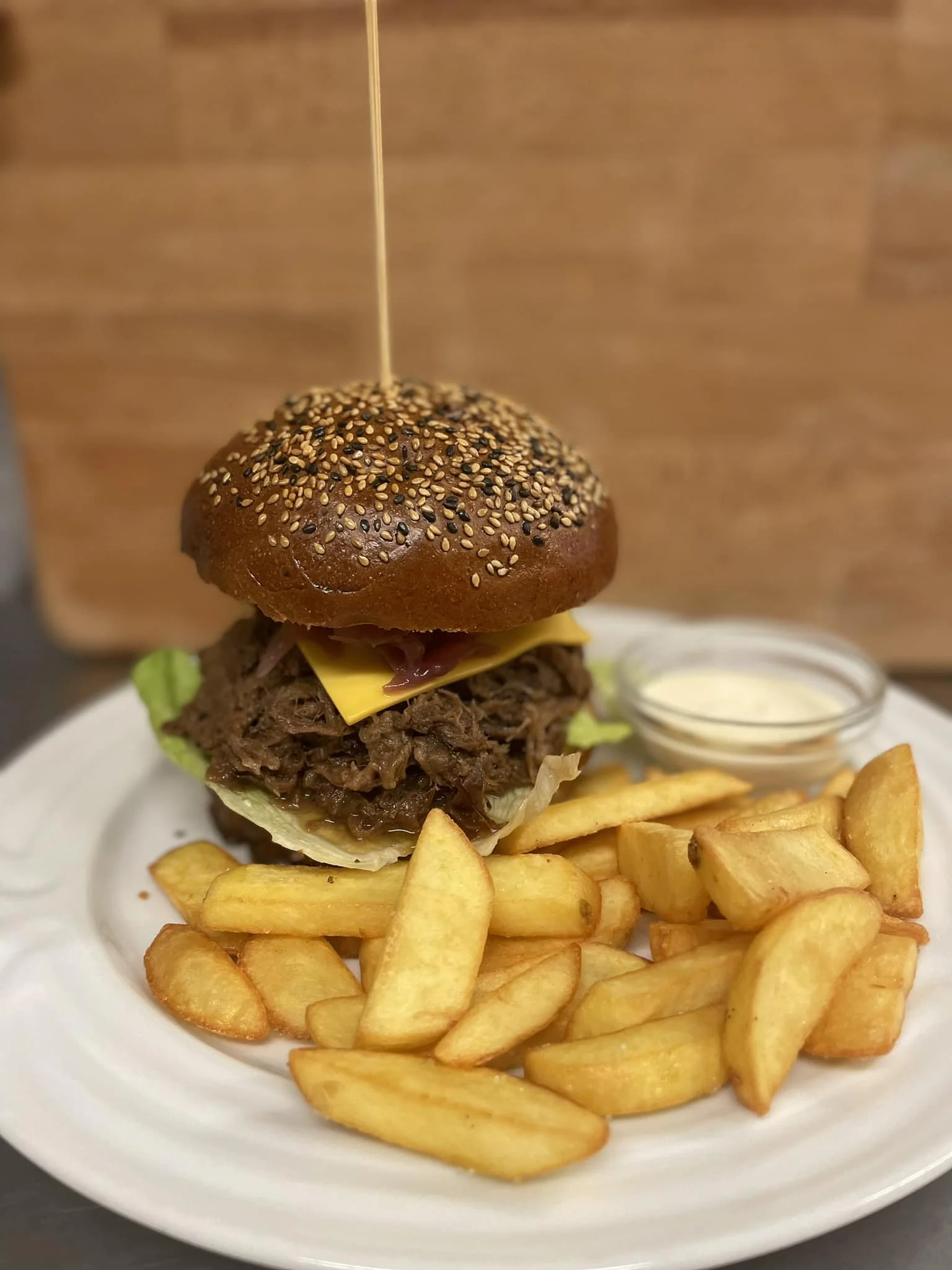 Dopřejte si 1 nebo 2 burgery dle výběru, vč. hranolek: varianta s kuřetem, hovězím, tofu i tvarůžky