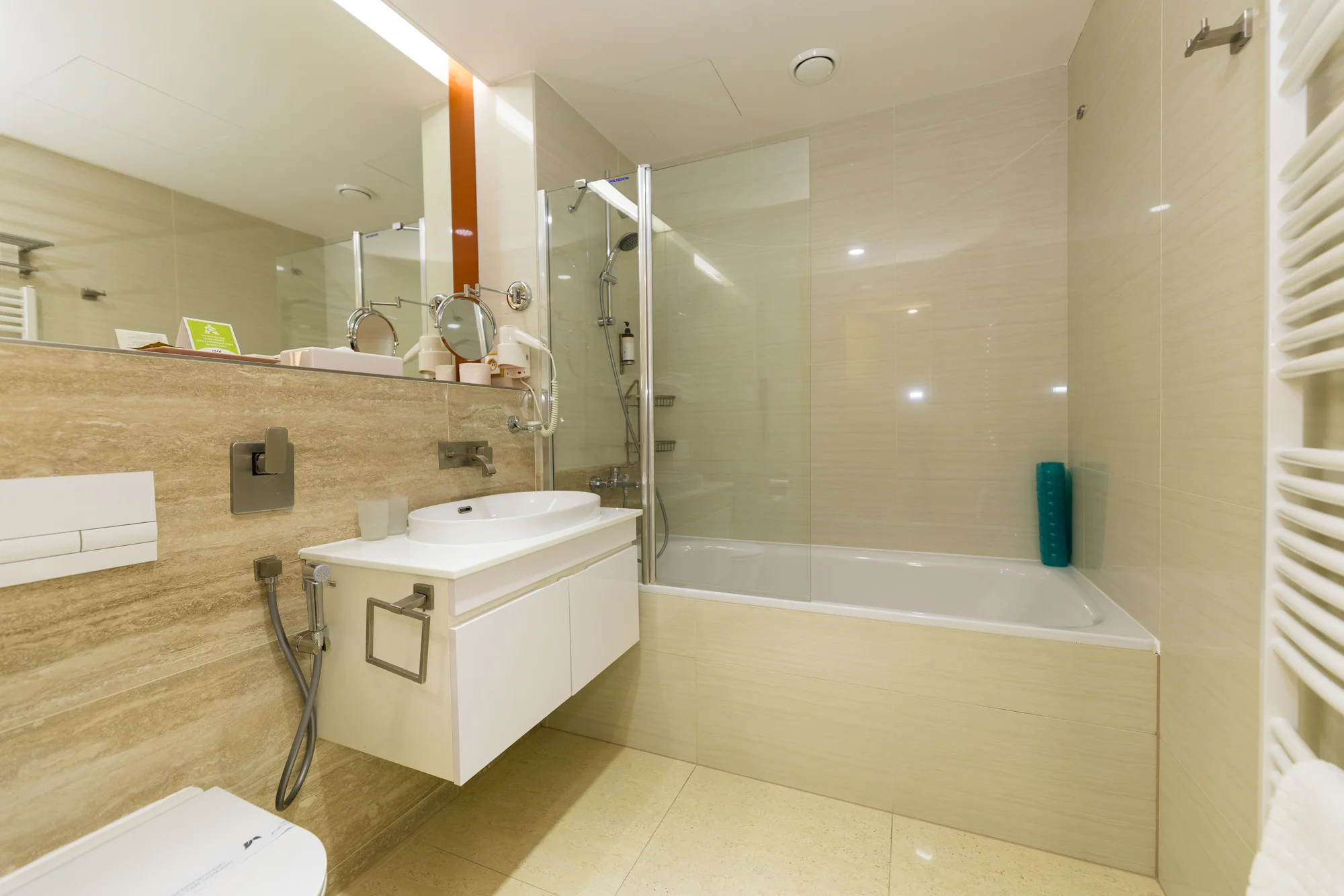 4* hotel jen 2 min. od kolonády: jídlo, neomezený wellness i procedury