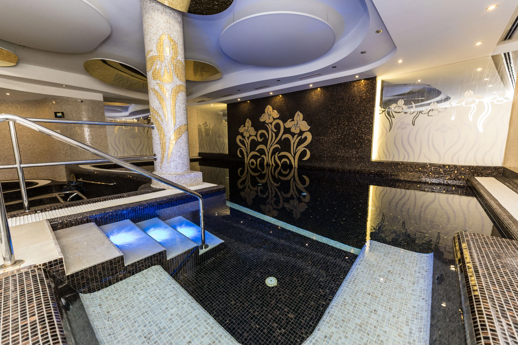 4* hotel jen 2 min. od kolonády: jídlo, neomezený wellness i procedury