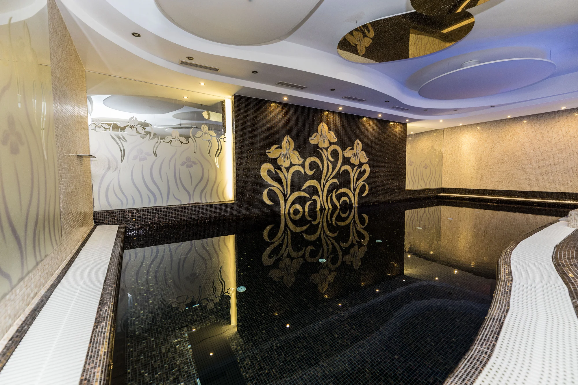 4* hotel jen 2 min. od kolonády: jídlo, neomezený wellness i procedury