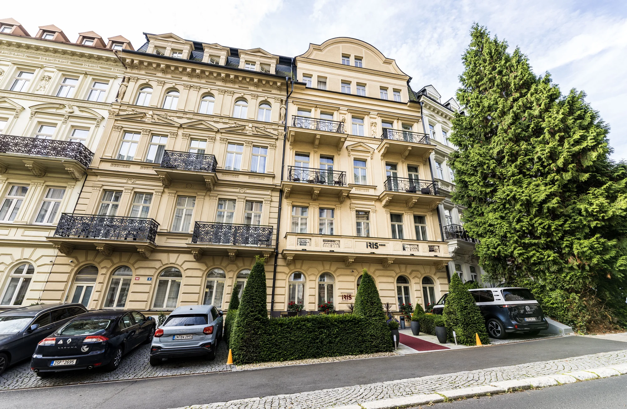 4* hotel jen 2 min. od kolonády: jídlo, neomezený wellness i procedury