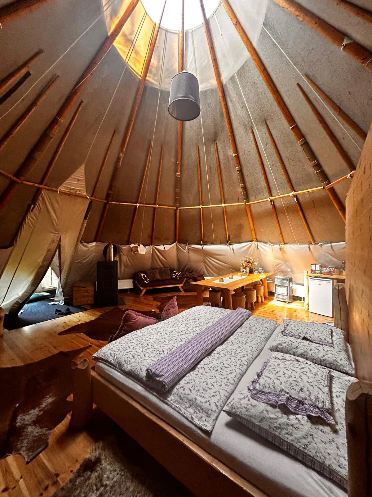 Relax v Posázaví: luxusní teepee se saunou, koupacím sudem i možností snídaně