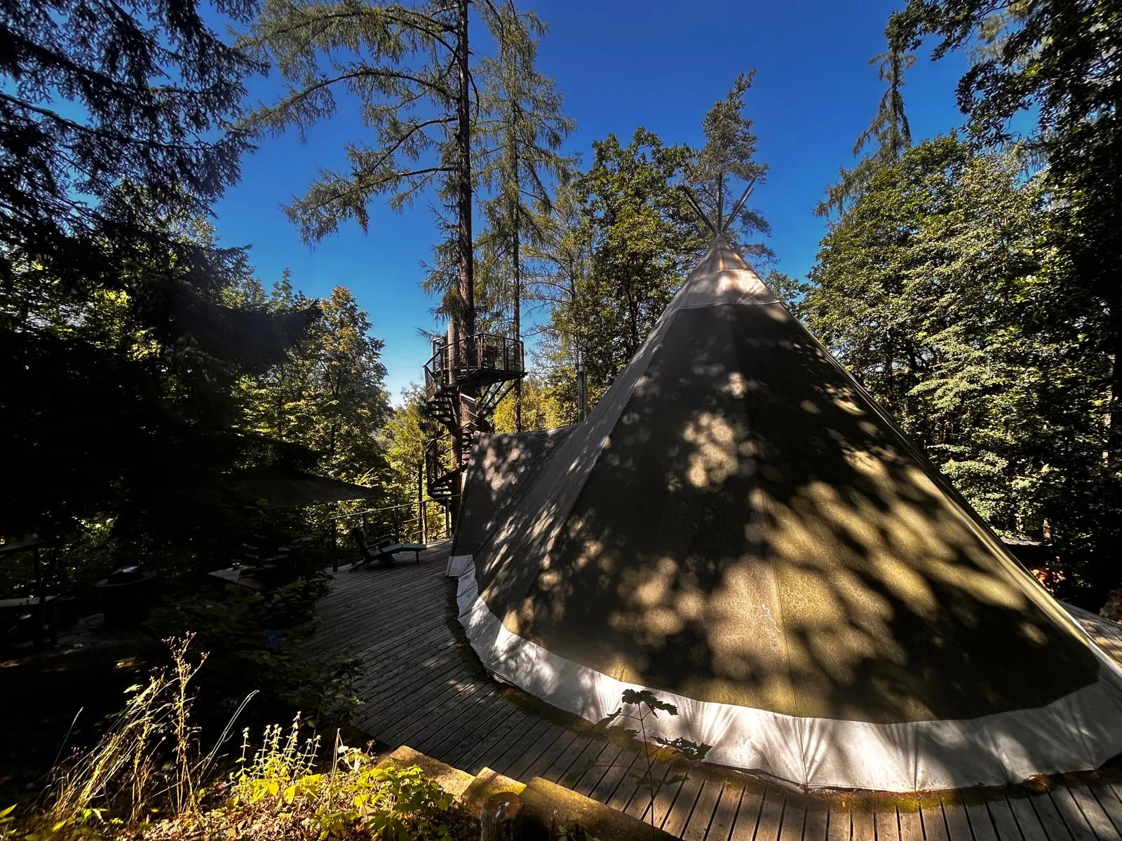 Relax v Posázaví: luxusní teepee se saunou, koupacím sudem i možností snídaně