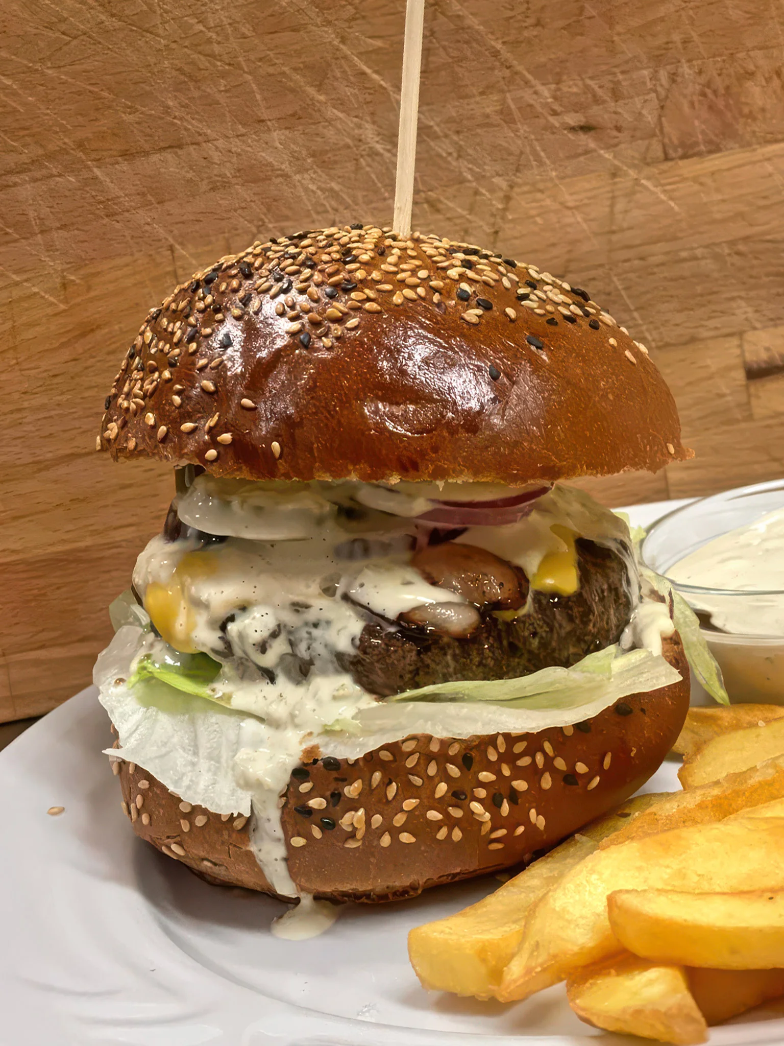 Dopřejte si 1 nebo 2 burgery dle výběru, vč. hranolek: varianta s kuřetem, hovězím, tofu i tvarůžky