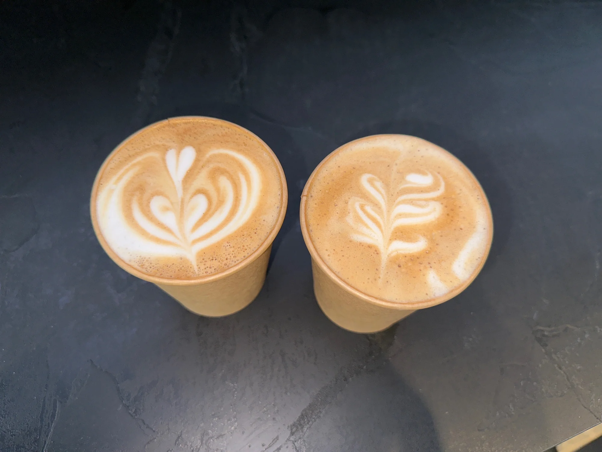 2 kávy dlě výběru v chrudimské kavárně: espresso, flat white, batch brew i další