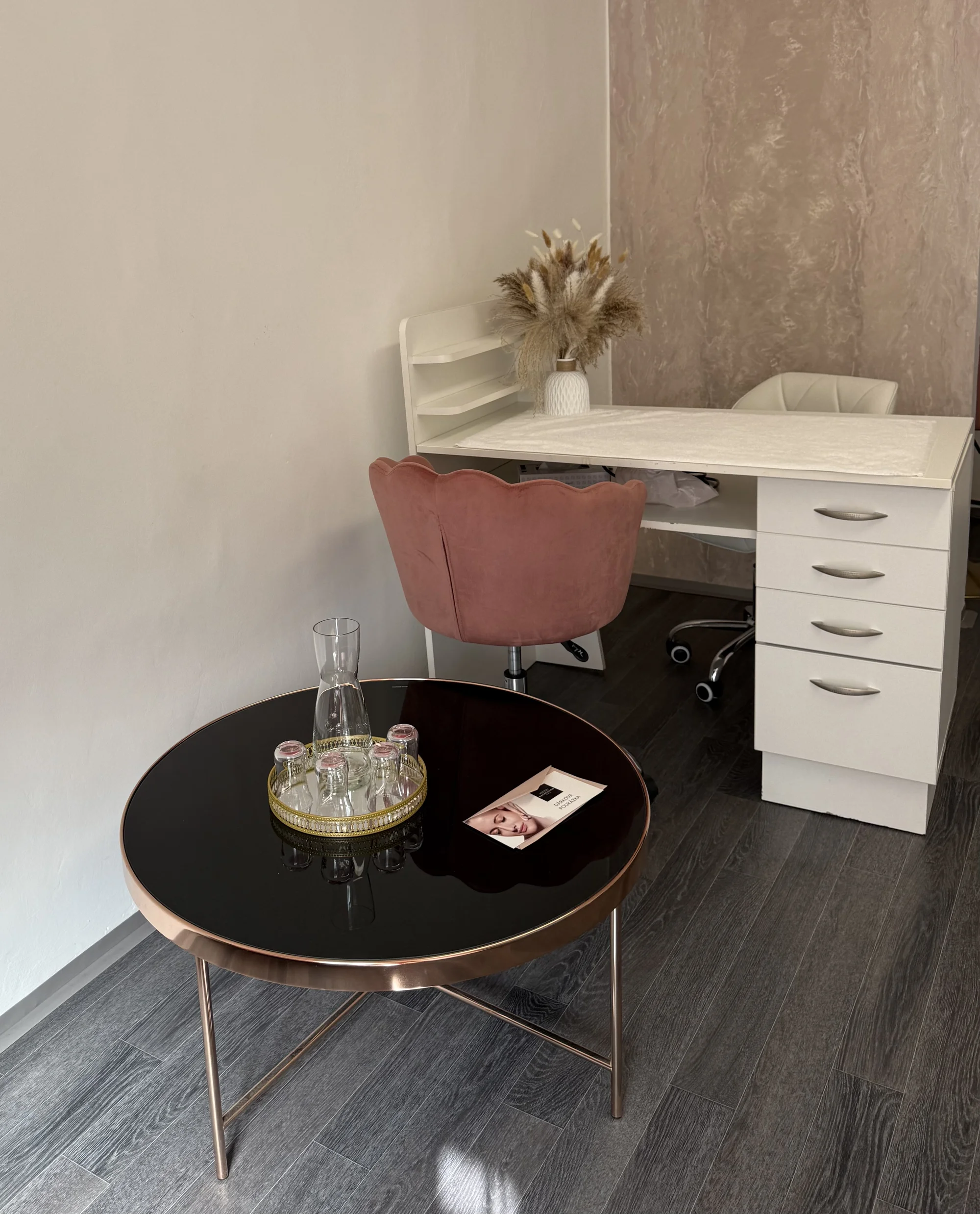 Manikúra s P-Shine, gel lak, francouzská manikúra i SPA manikúra s masáží