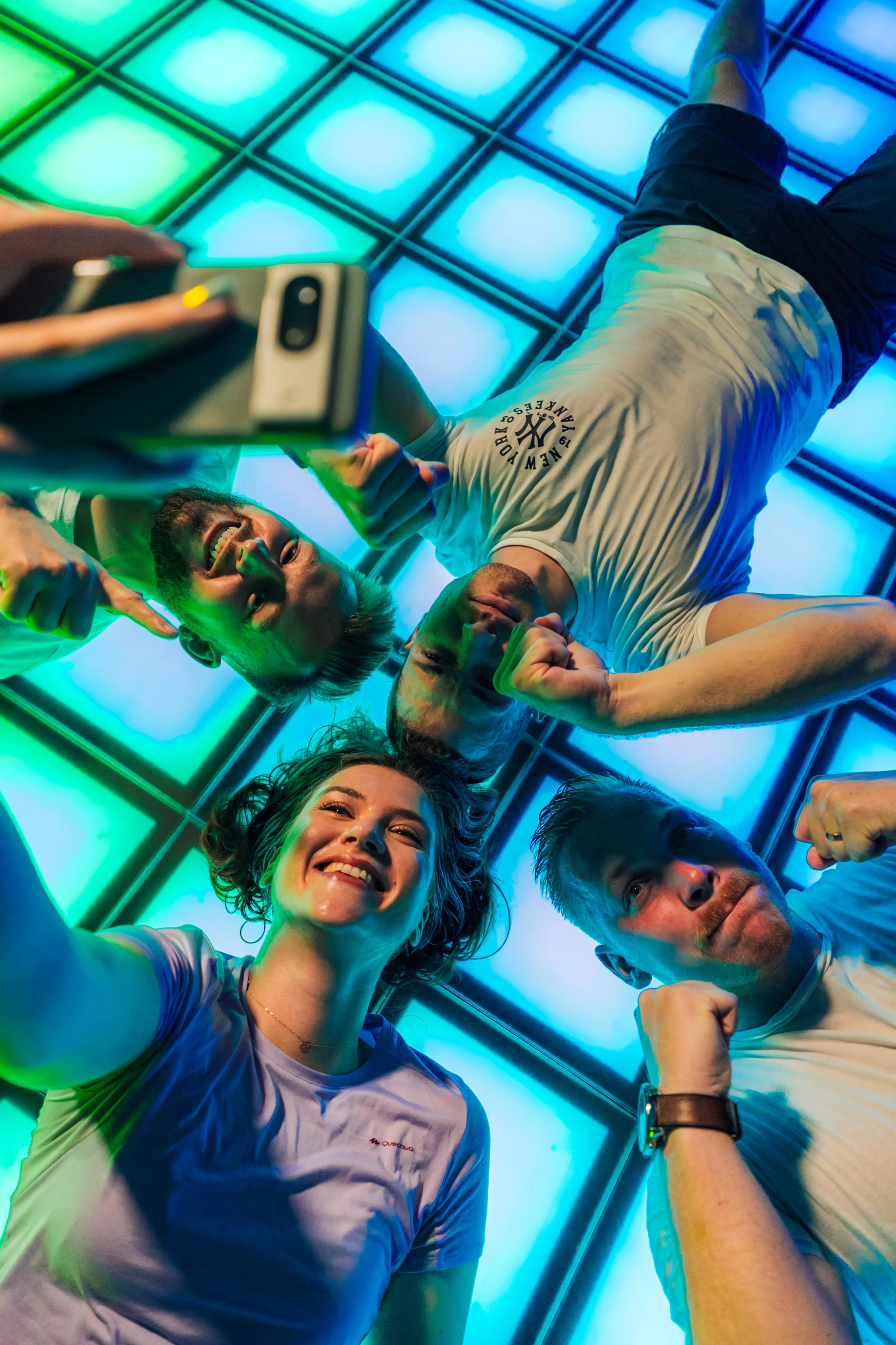 GlowStep: 55 min. pixelových her pro jednoho, dva i celou partu