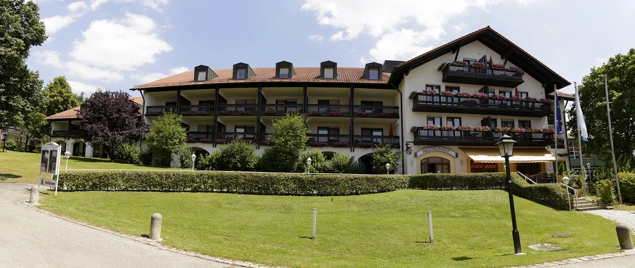 Bavorský hotel s polopenzí a neomezenými lázněmi o velikosti 1 600 m²