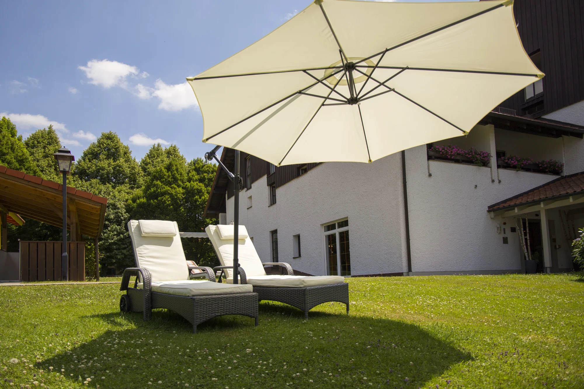Bavorský hotel s polopenzí a neomezenými lázněmi o velikosti 1 600 m²