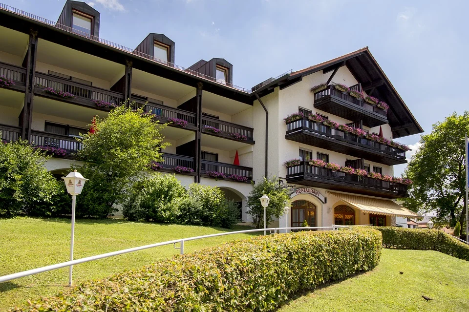Bavorský hotel s polopenzí a neomezenými lázněmi o velikosti 1 600 m²