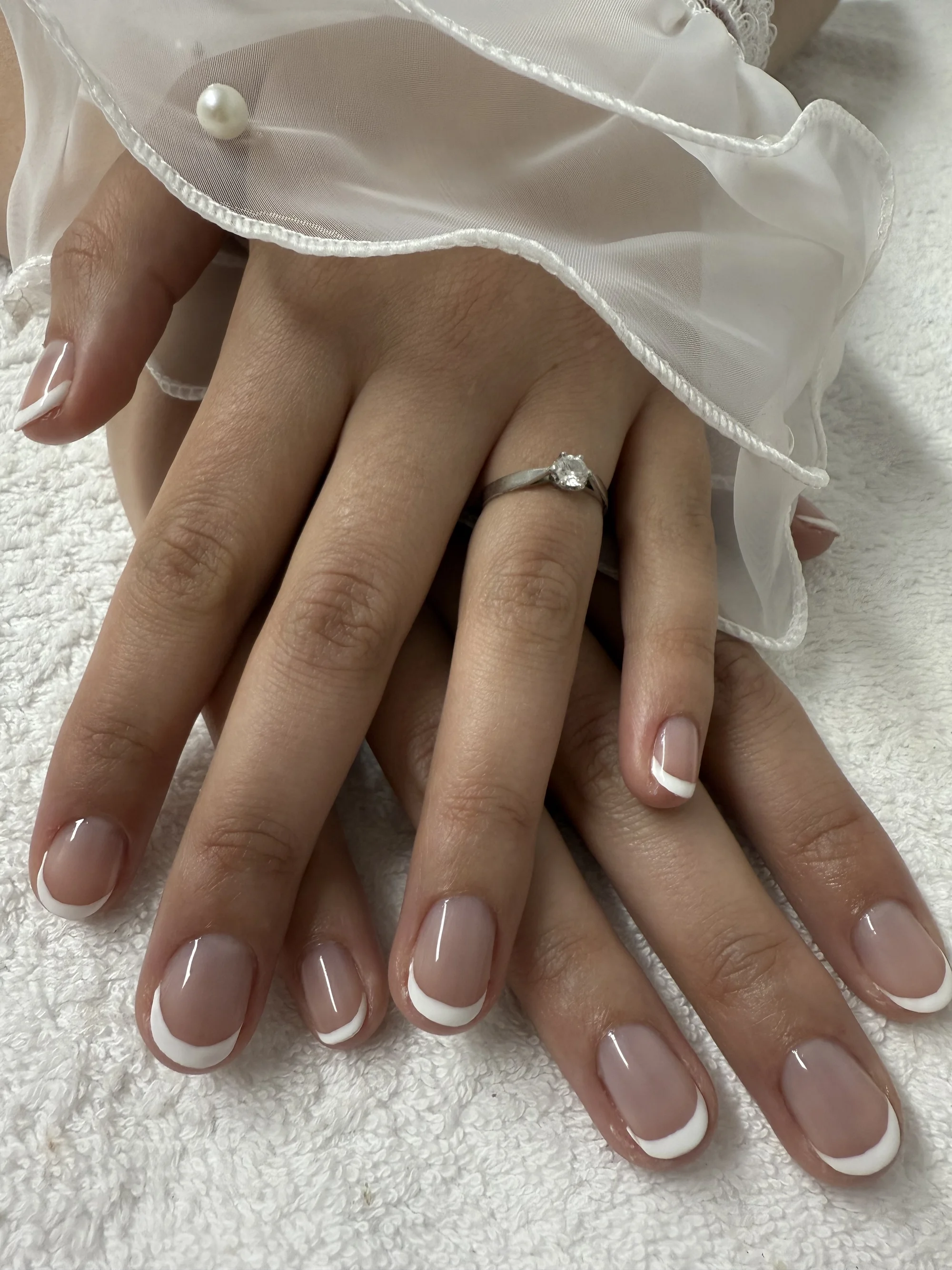 Manikúra s P-Shine, gel lak, francouzská manikúra i SPA manikúra s masáží